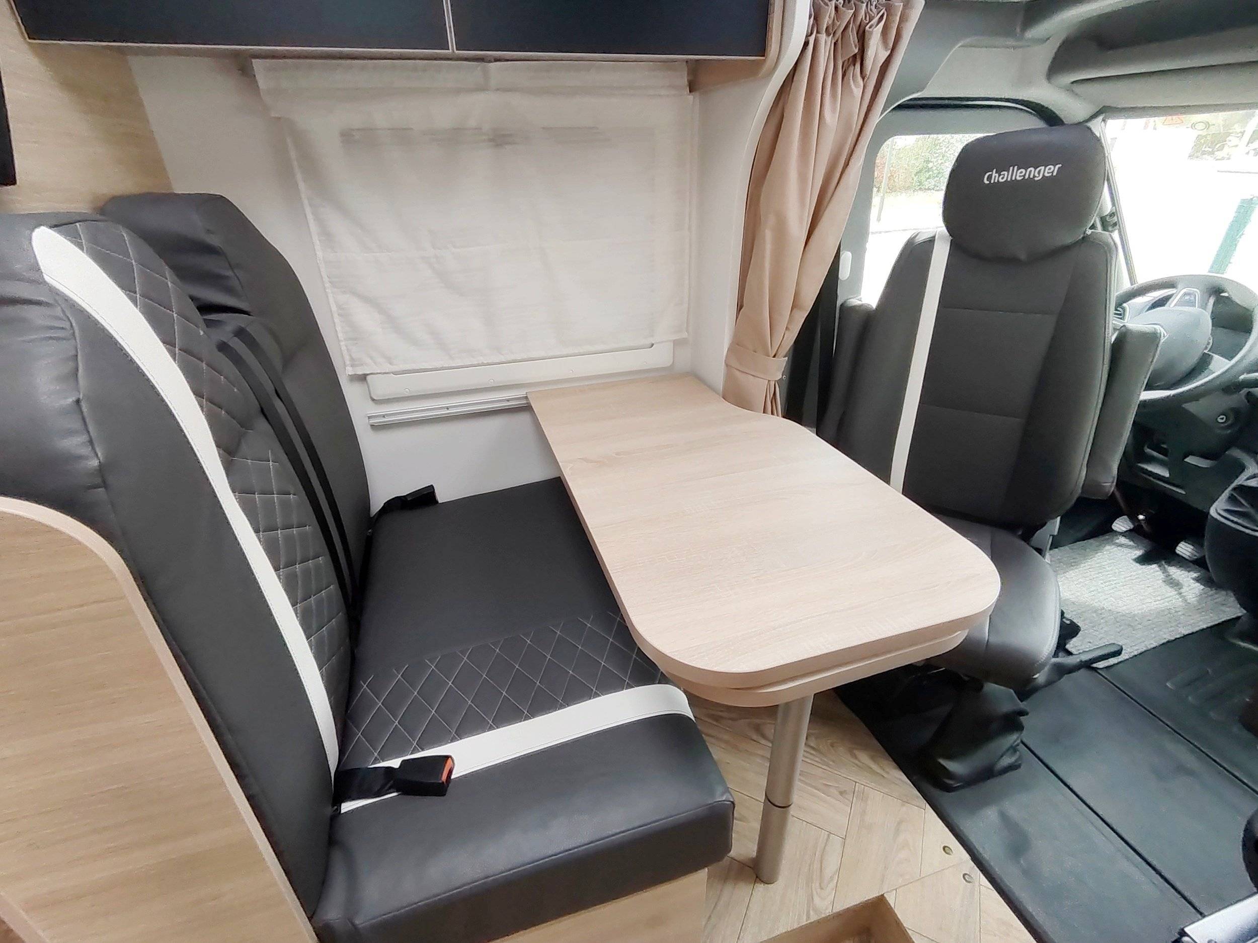 Área de jantar Renault Master 2,3 l 145 ch - Yescapa