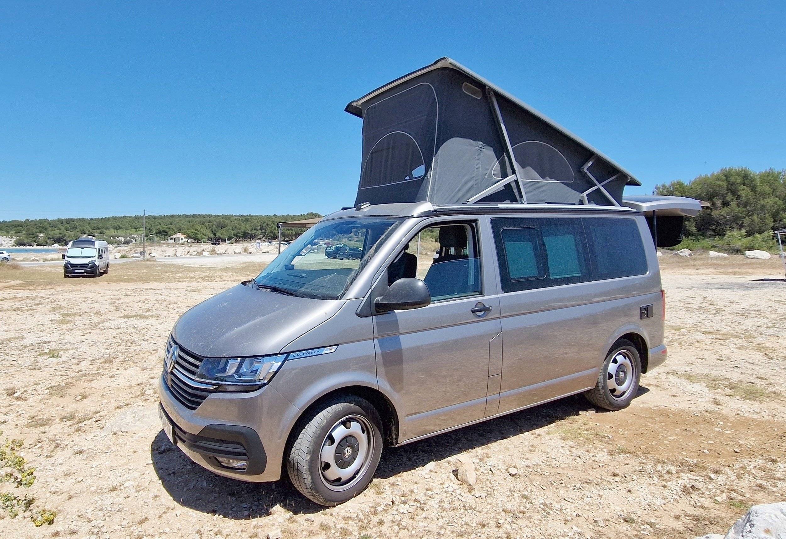 Front view from 3/4 Volkswagen Transporter T6 2,0 l 150ch - Yescapa