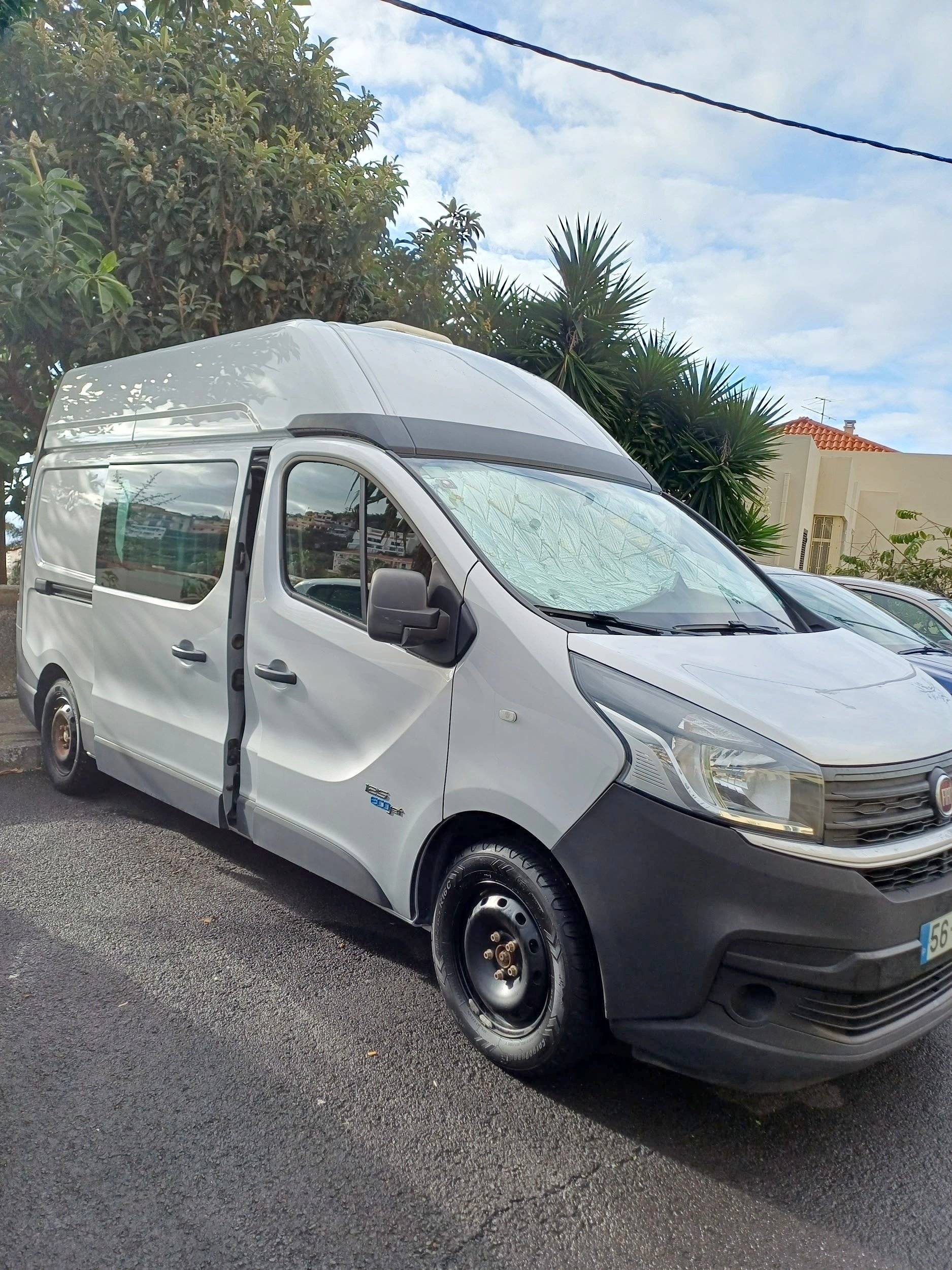 Vue avant de 3/4 Fiat Talento - Yescapa