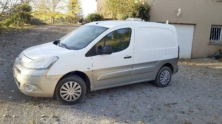Vista del vehículo ángulo delantero Citroën Berlingo - Yescapa