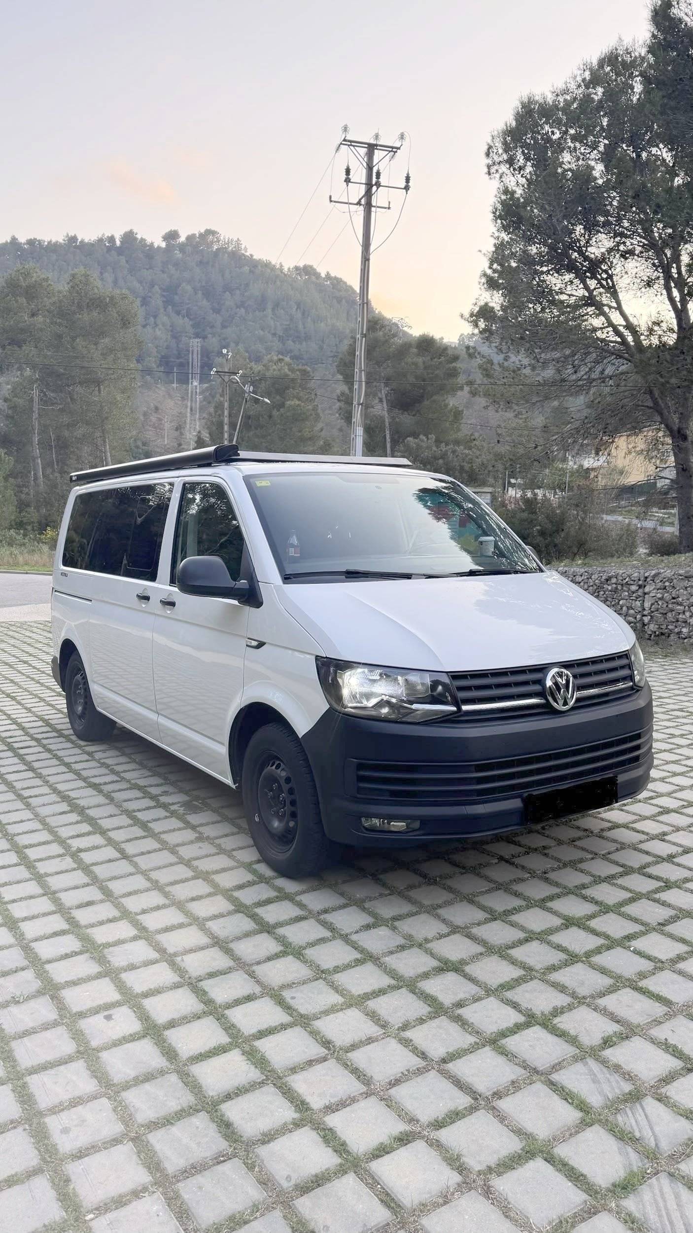 Front view from 3/4 Volkswagen Volkswagen Caravelle t6 - Yescapa