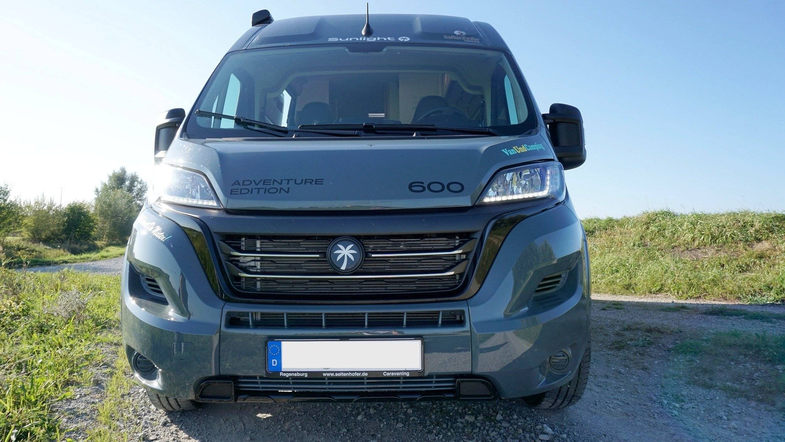 Front view from 3/4 Sunlight - Yescapa