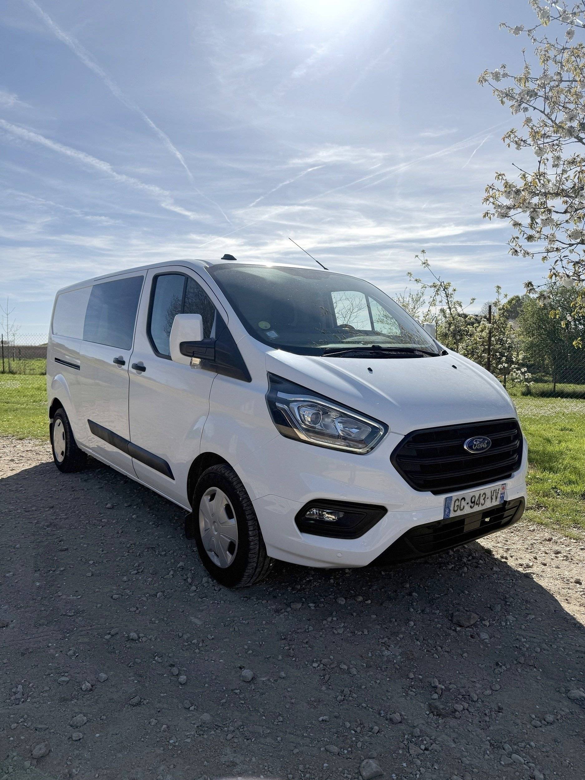 Vista de 3/4 Ford Transit L2H1 - Yescapa