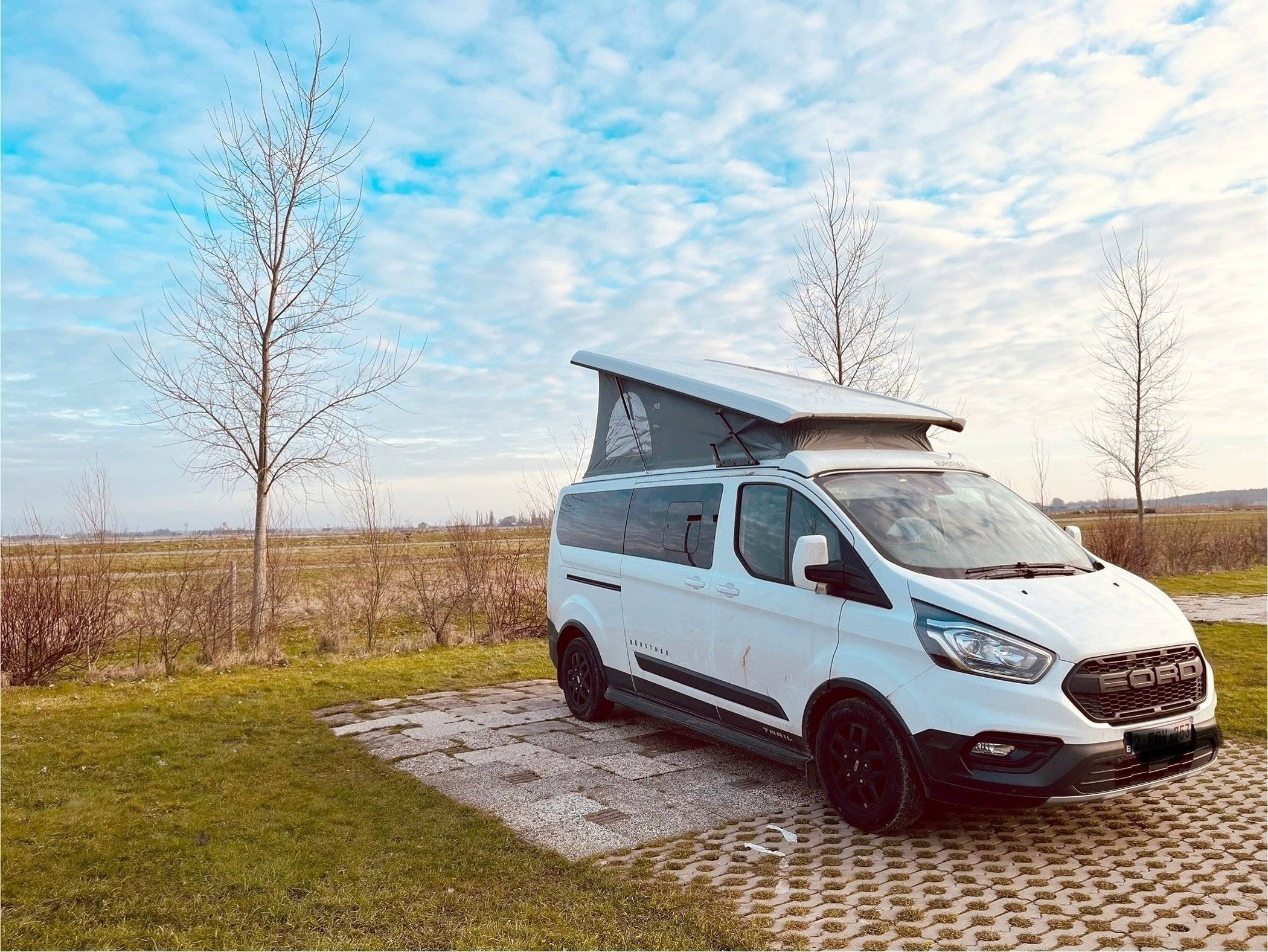 Vista del vehículo ángulo delantero Ford - Yescapa