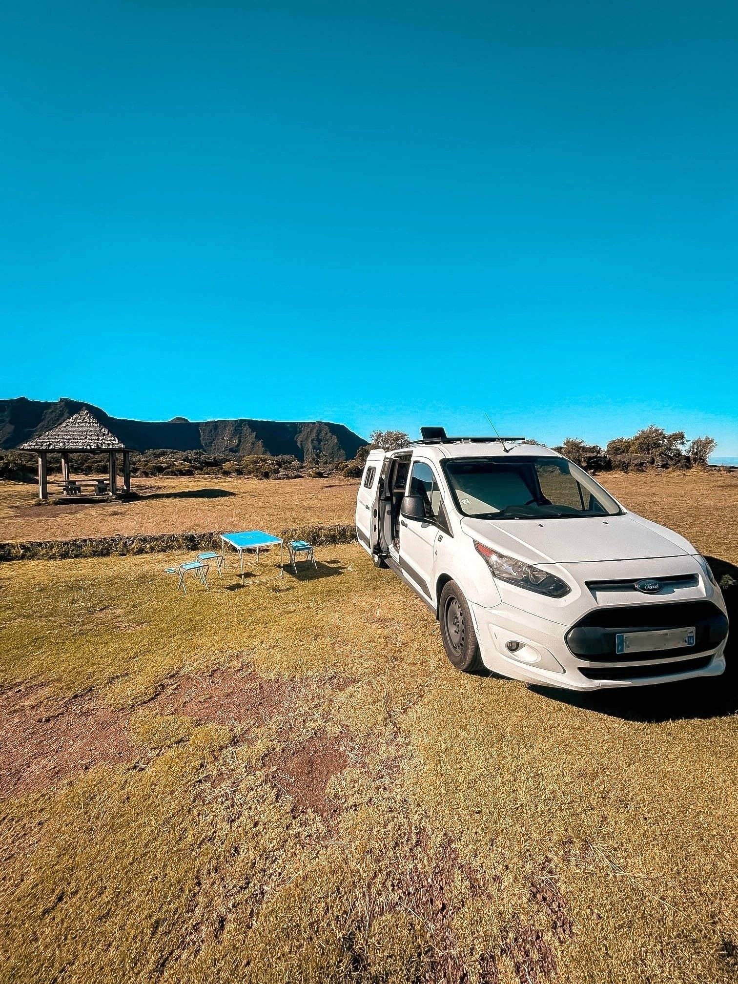 Vista frontale a ¾ Ford ford transit - Yescapa