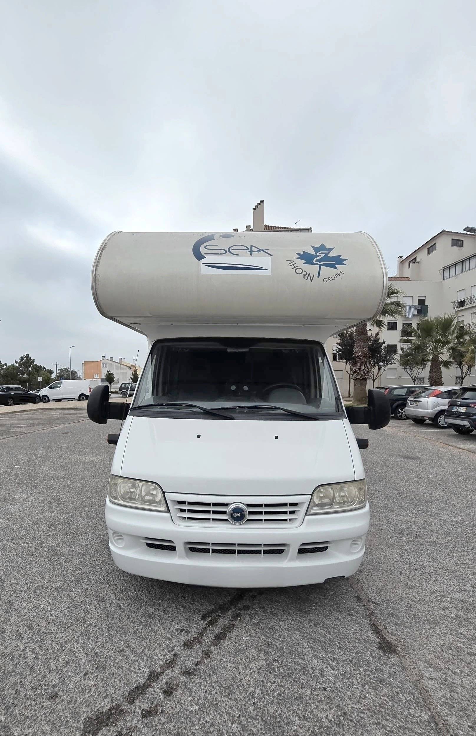 Vue avant de 3/4 Ford Ducato - Yescapa