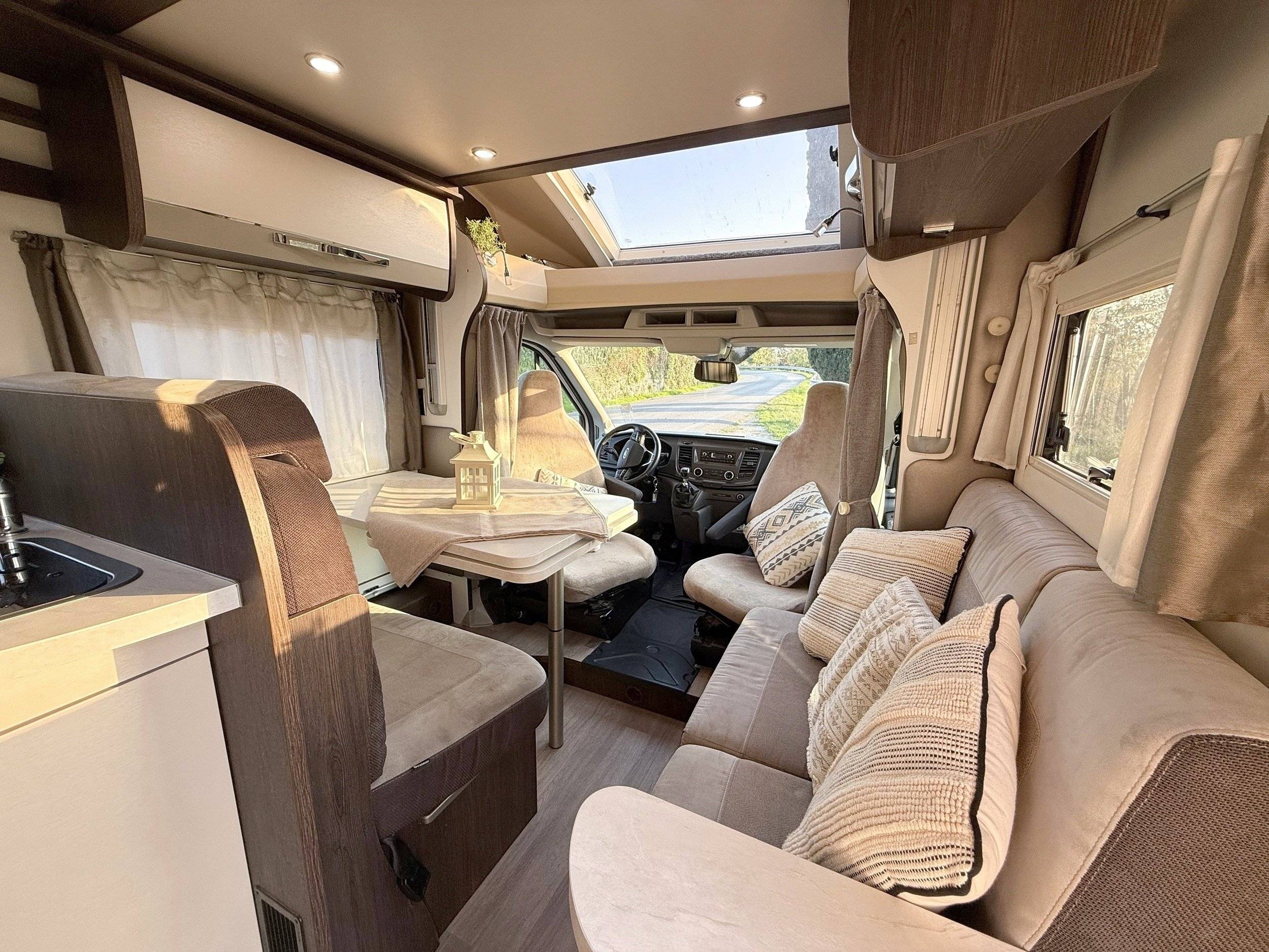 Dining Area Ford Transit 2,0 l 170 ch - Yescapa