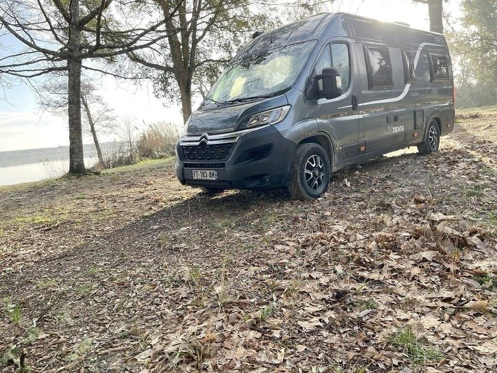 Vue avant de 3/4 Citroën 2.2L 140CV - Yescapa