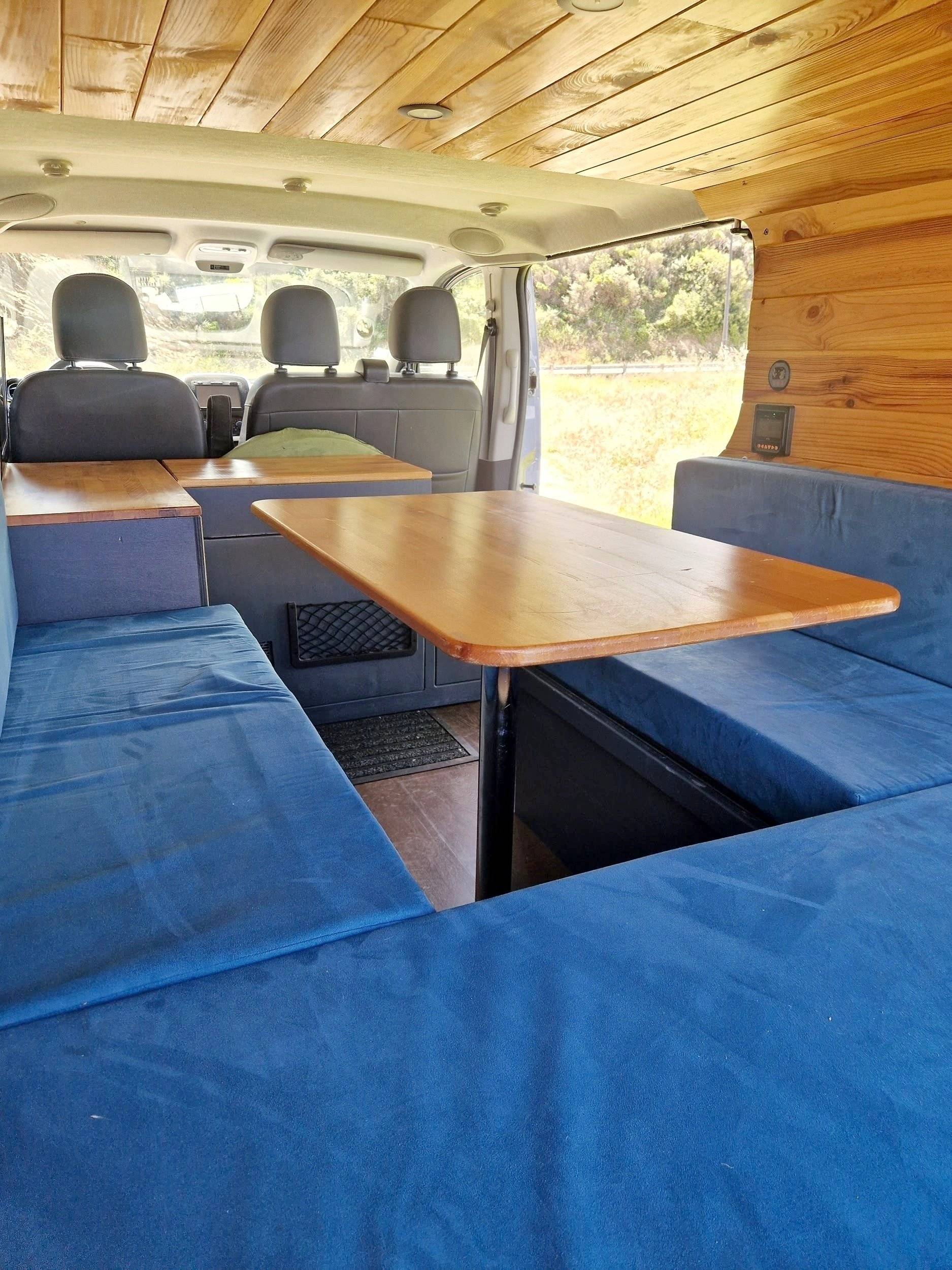 Dining Area Renault Trafic 1,6 l 120 ch - Yescapa