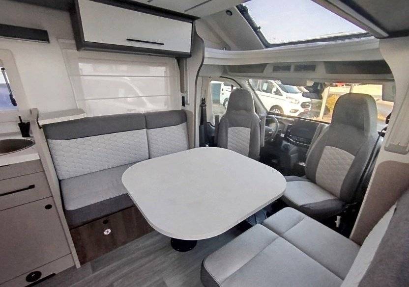 Dining Area Ford Transit 2,0 l 170 ch - Yescapa