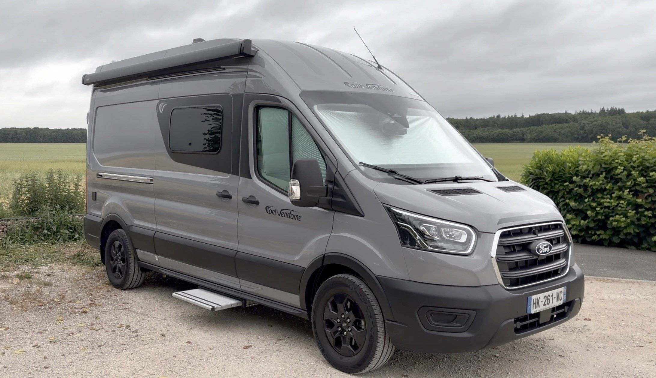 Vista del vehículo ángulo delantero Ford Transit 2,0 l 130 ch - Yescapa
