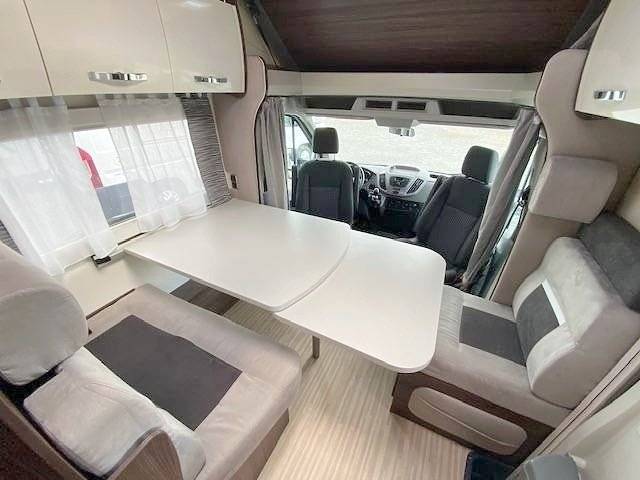 Dining Area Ford Custom 170 ch - Yescapa