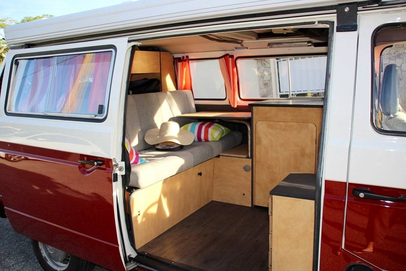 Dining Area Volkswagen Combi T3 - Yescapa