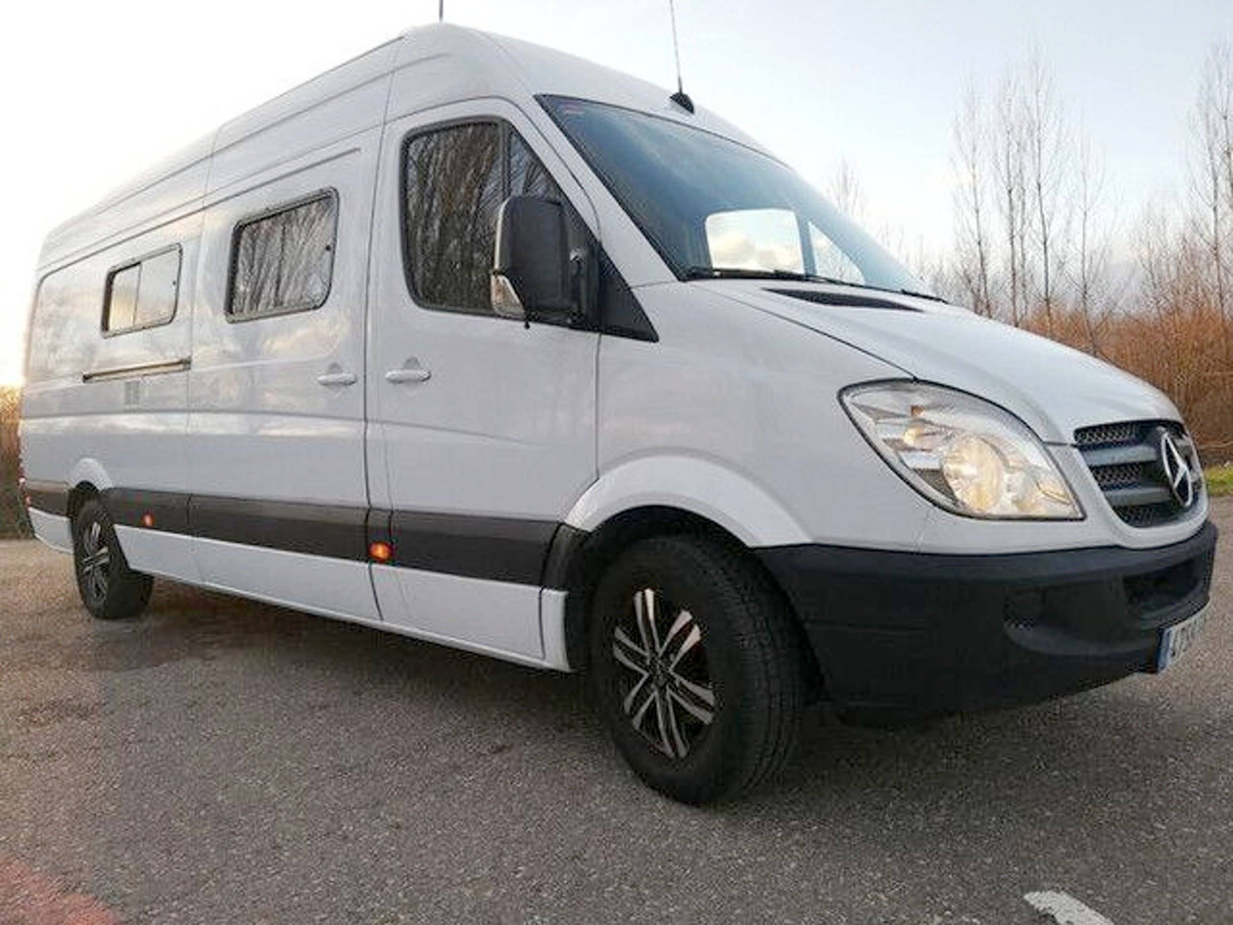 Front view from 3/4 Mercedes 313 CDI furgon - Yescapa