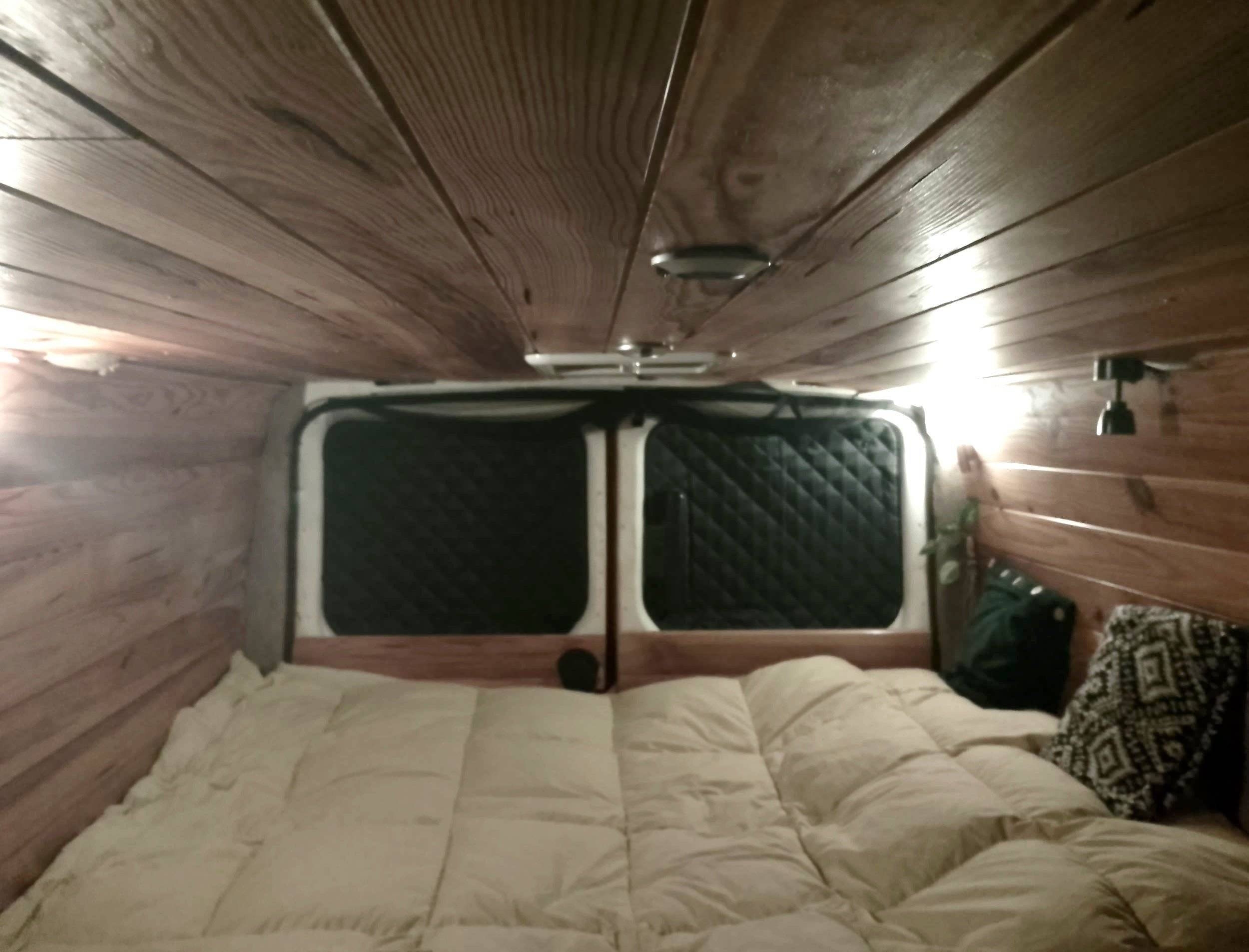 schräge Vorderansicht Ford - Yescapa