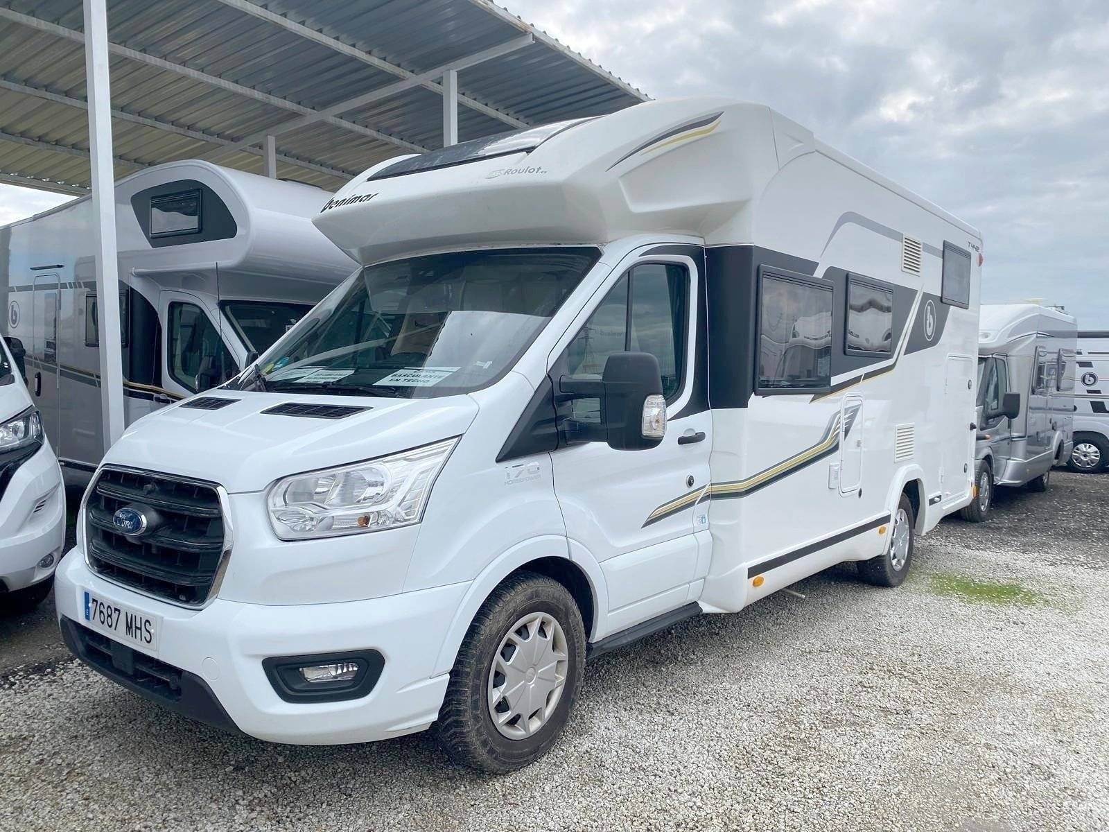 Vista del vehículo ángulo delantero Ford Transit 2,0 l 170 ch - Yescapa
