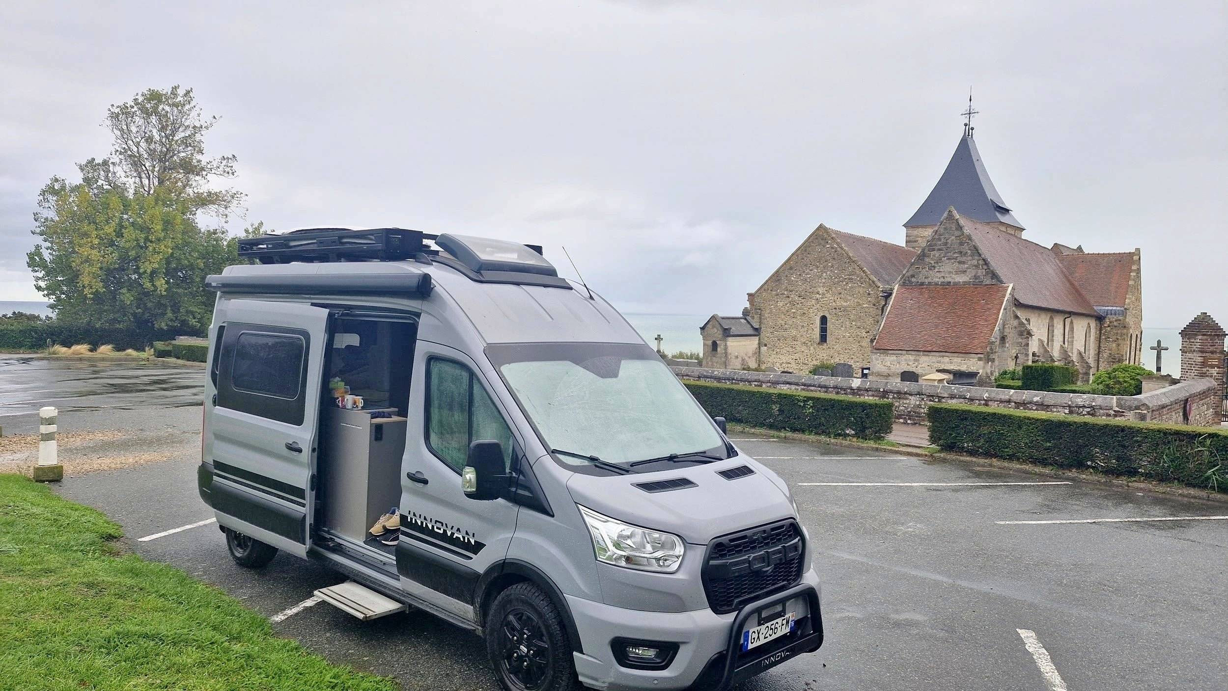 Vista de 3/4 Ford Transit 2,0 l 170 ch - Yescapa