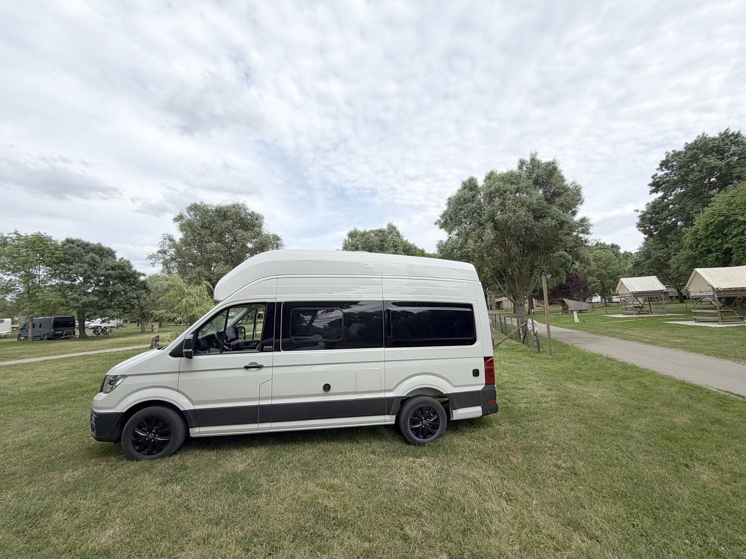 Front view from 3/4 Volkswagen Grand California 600 - Yescapa