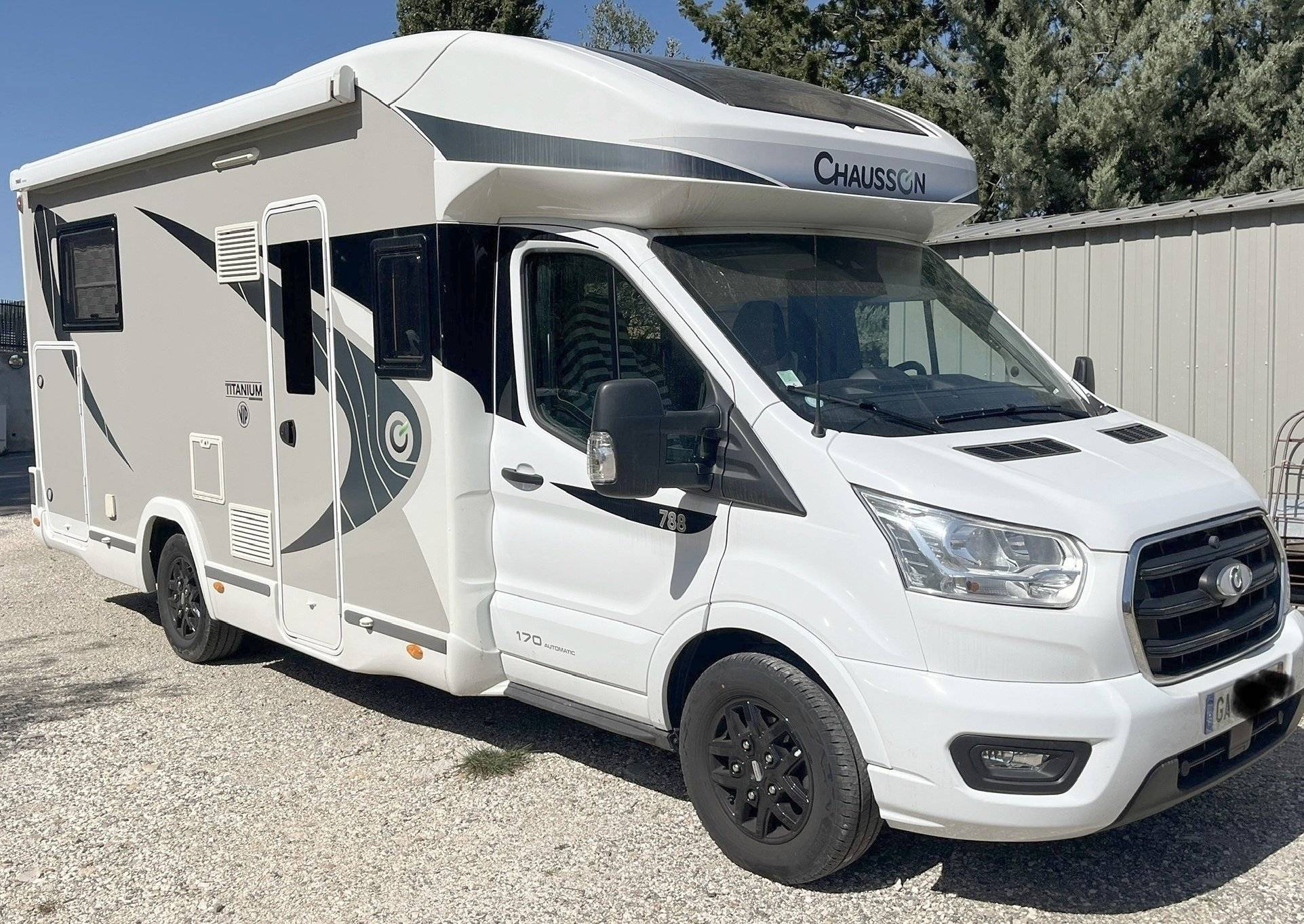 Front view from 3/4 Ford Transit 2,0 l 170 ch - Yescapa