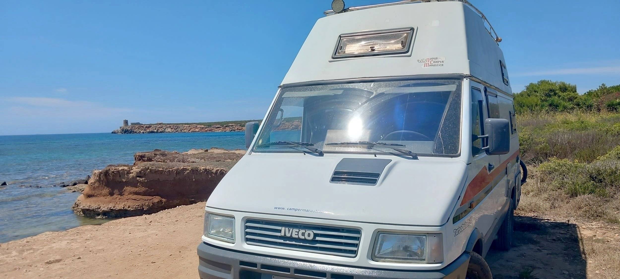 Vue avant de 3/4 Iveco Daily 35.10 - Yescapa