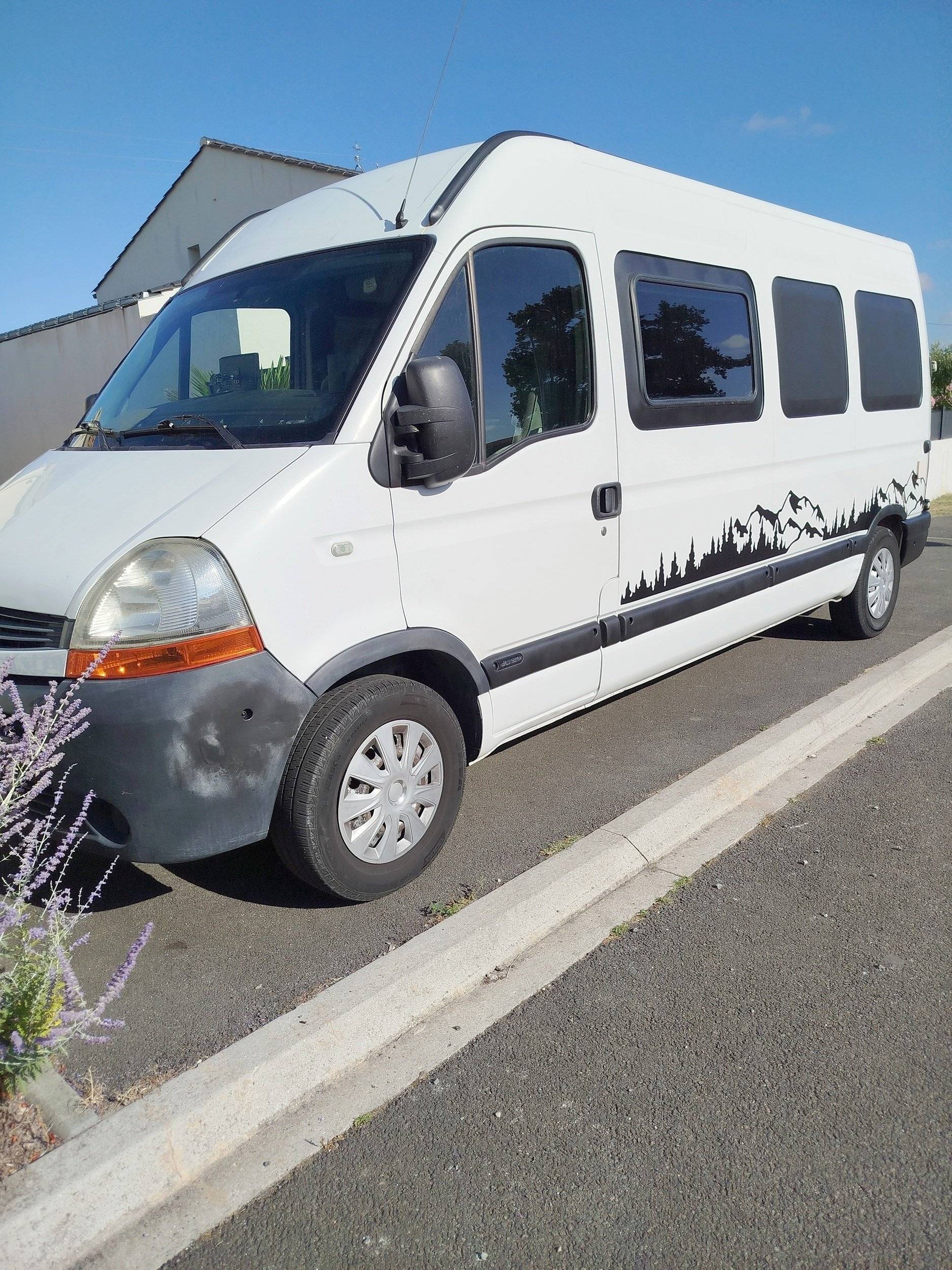 Vue avant de 3/4 Renault Renault master - Yescapa
