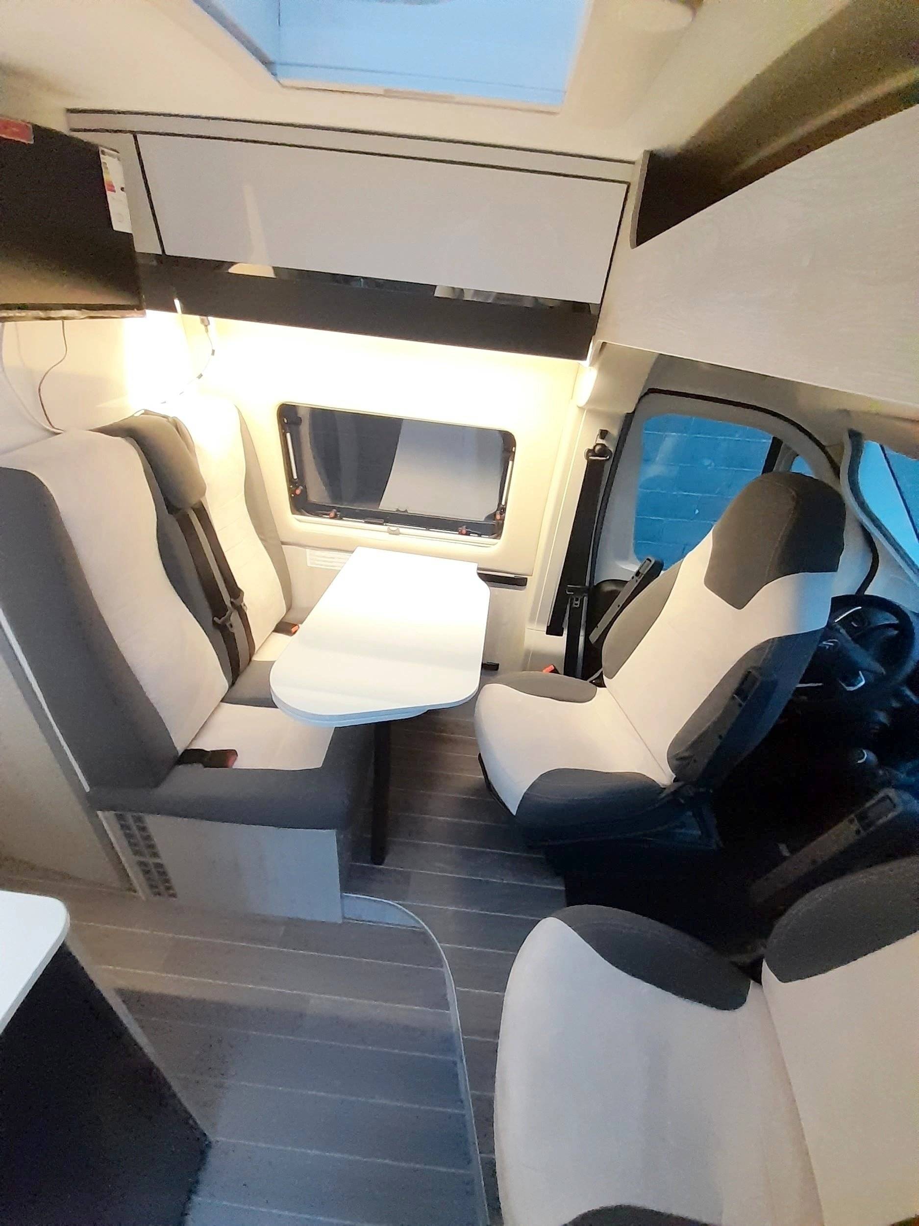 Dining Area Citroën Jumper 2,2 l 140 ch - Yescapa