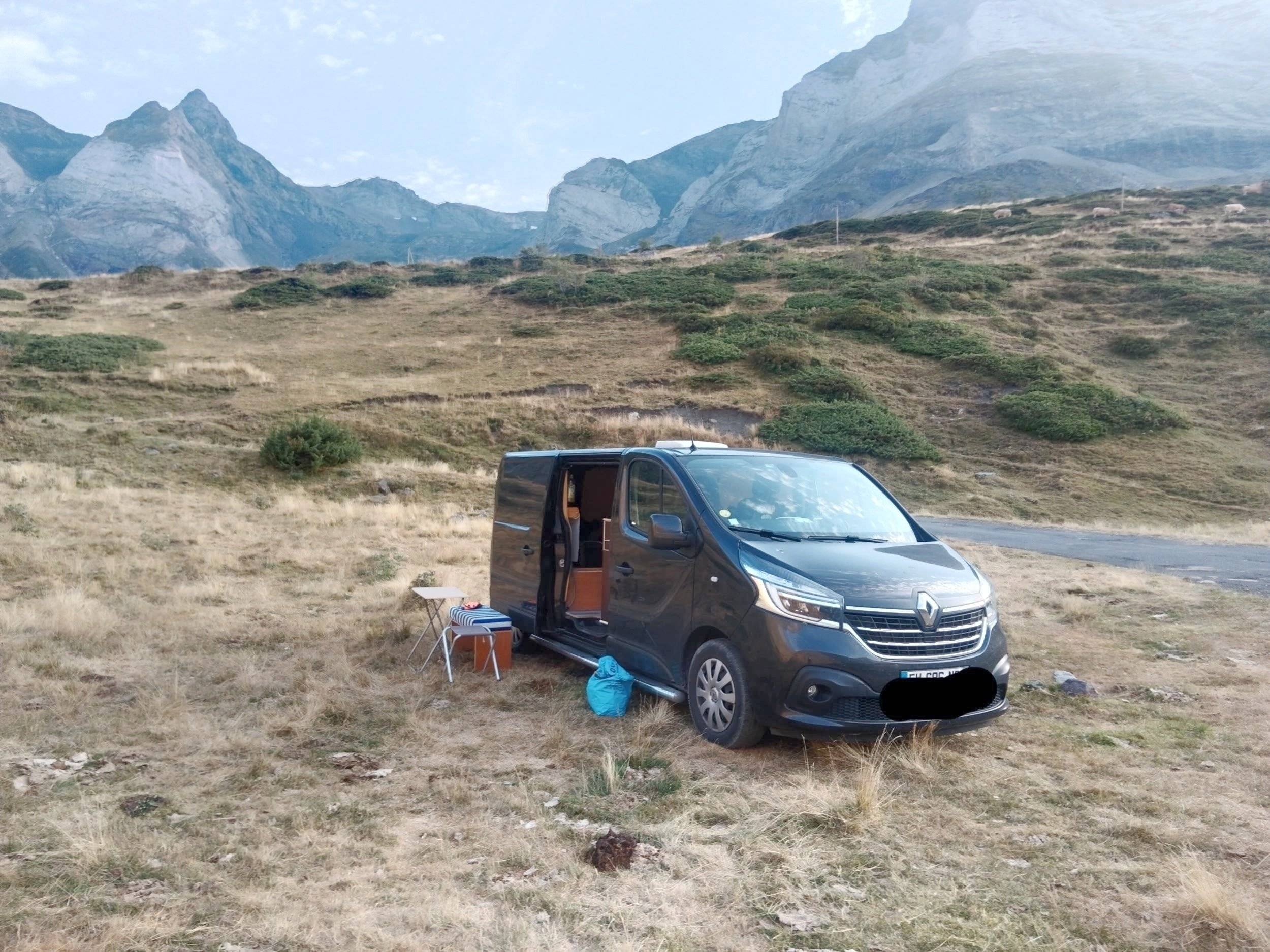 Vista de 3/4 Renault Trafic 2,5 l 150 ch - Yescapa