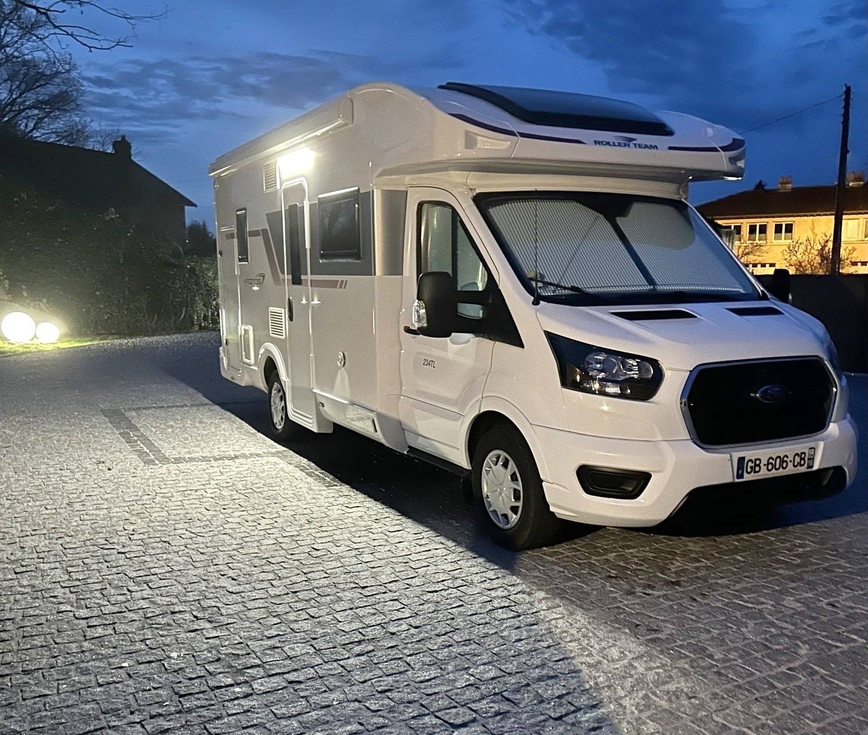 schräge Vorderansicht Ford - Yescapa