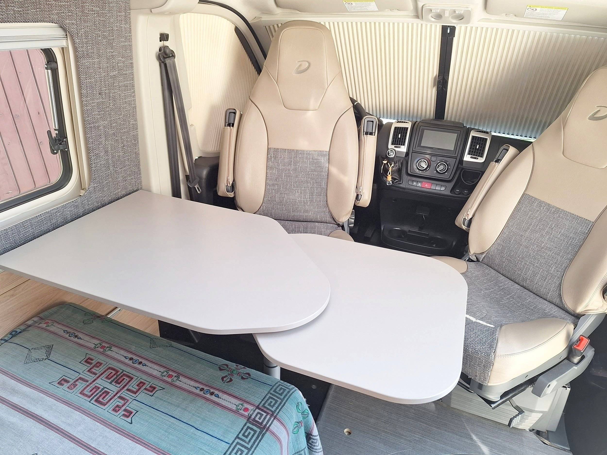 Dining Area Citroën Jumper 2,2 l 150 ch - Yescapa