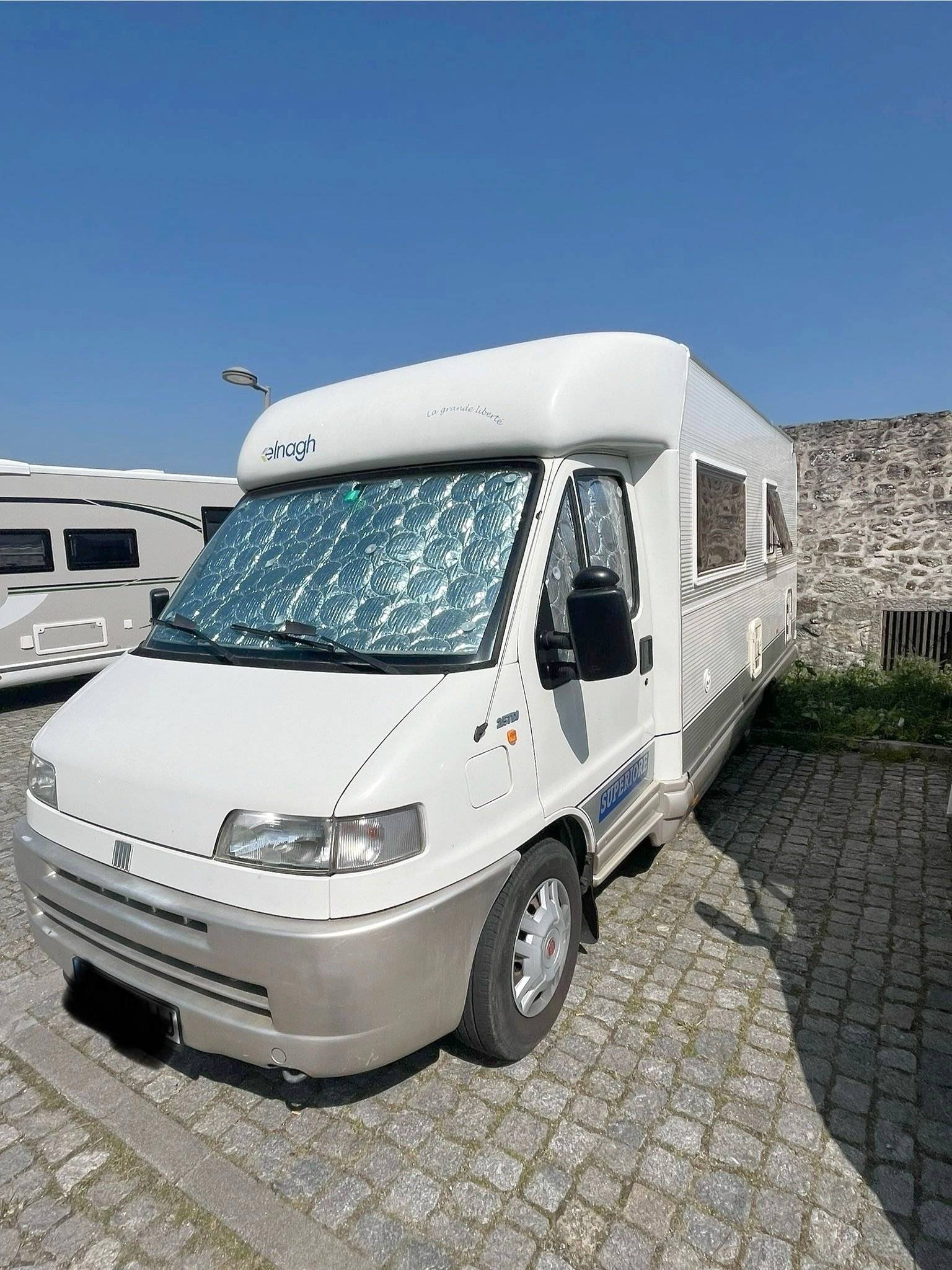 Vue avant de 3/4 Fiat Ducato 2.5tdi - Yescapa