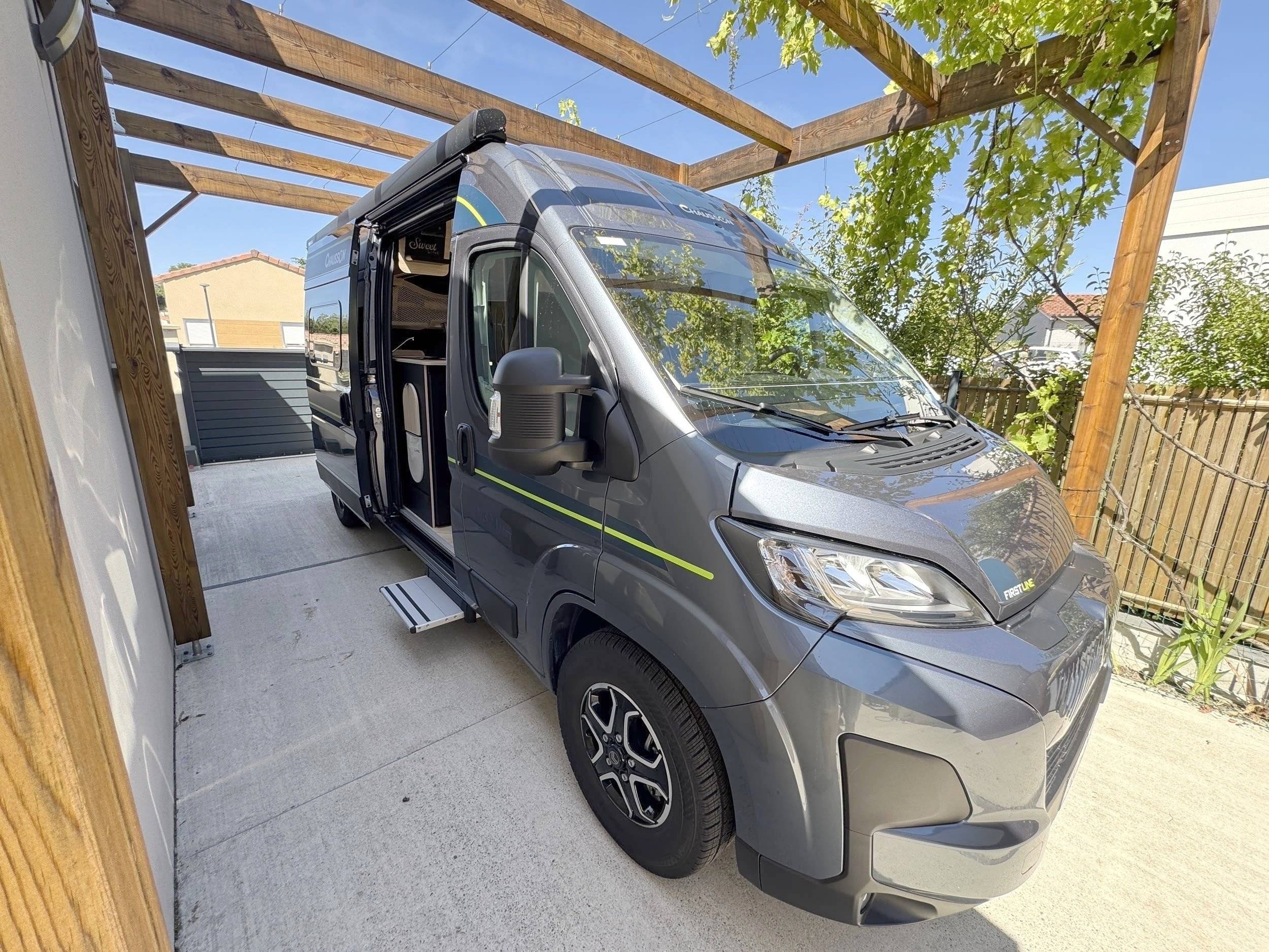 schräge Vorderansicht Citroën Jumper 2,2 l 130 ch - Yescapa