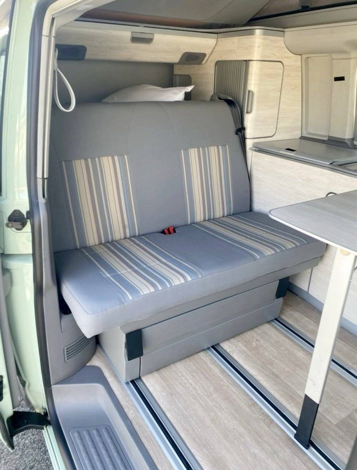 Área de jantar Volkswagen T5 2.5 TDI 130 - Yescapa