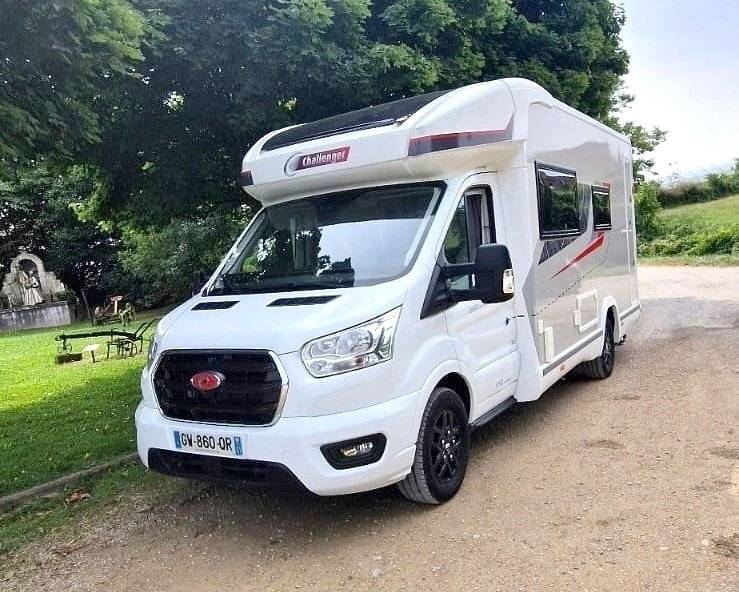 Vue avant de 3/4 Ford ford transit 170 automatique - Yescapa