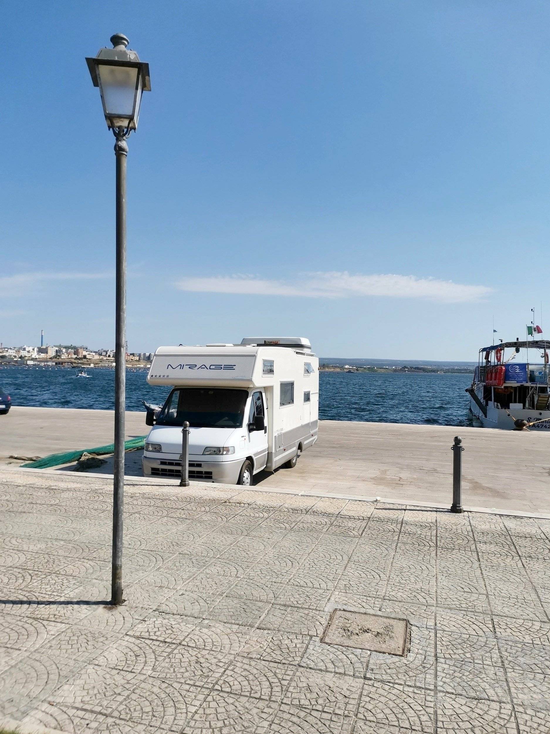 Vista frontale a ¾ Fiat ducato 2.500 TD - Yescapa