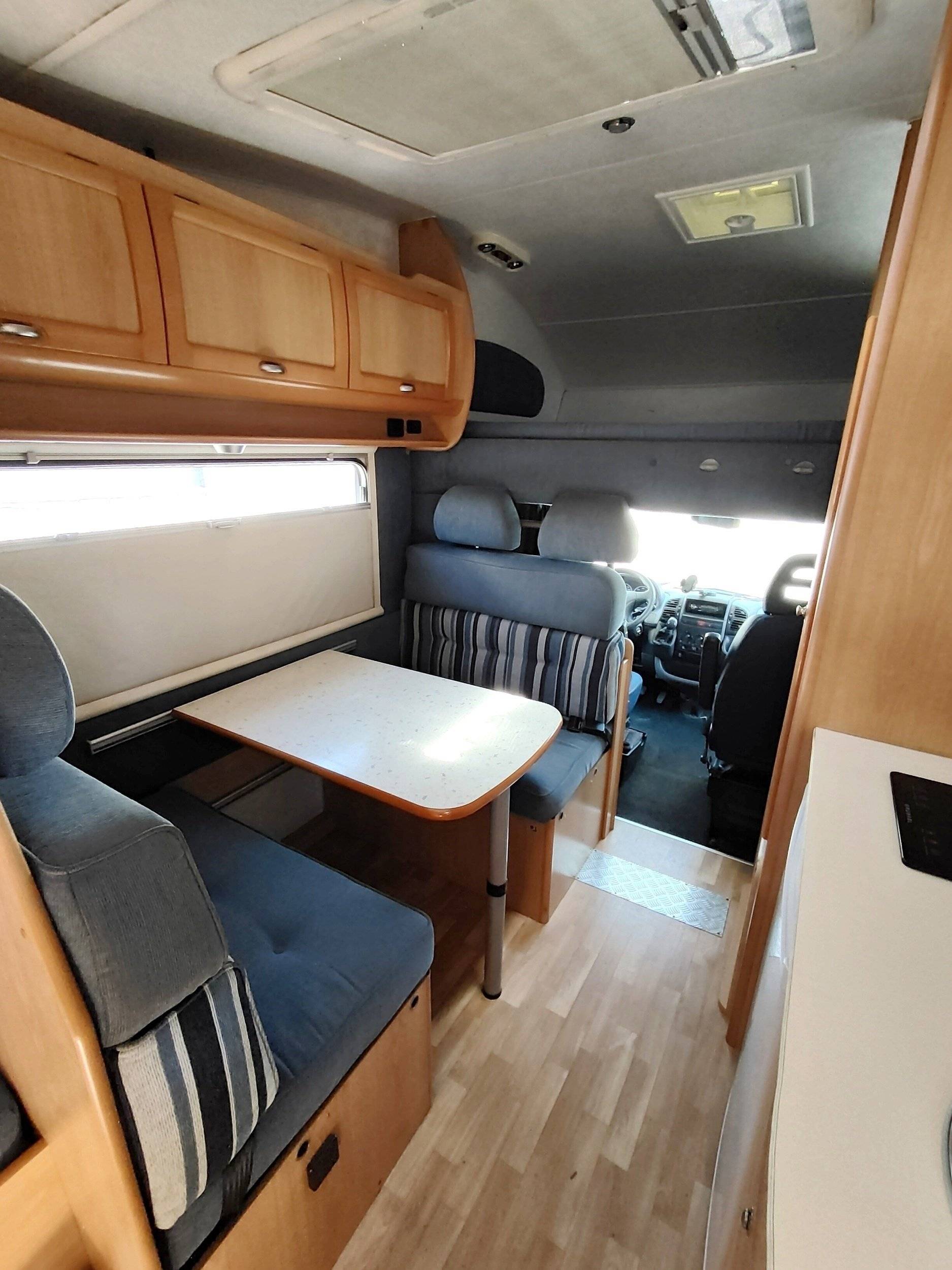 Área de jantar Fiat Ducato 2.8 JTD - Yescapa