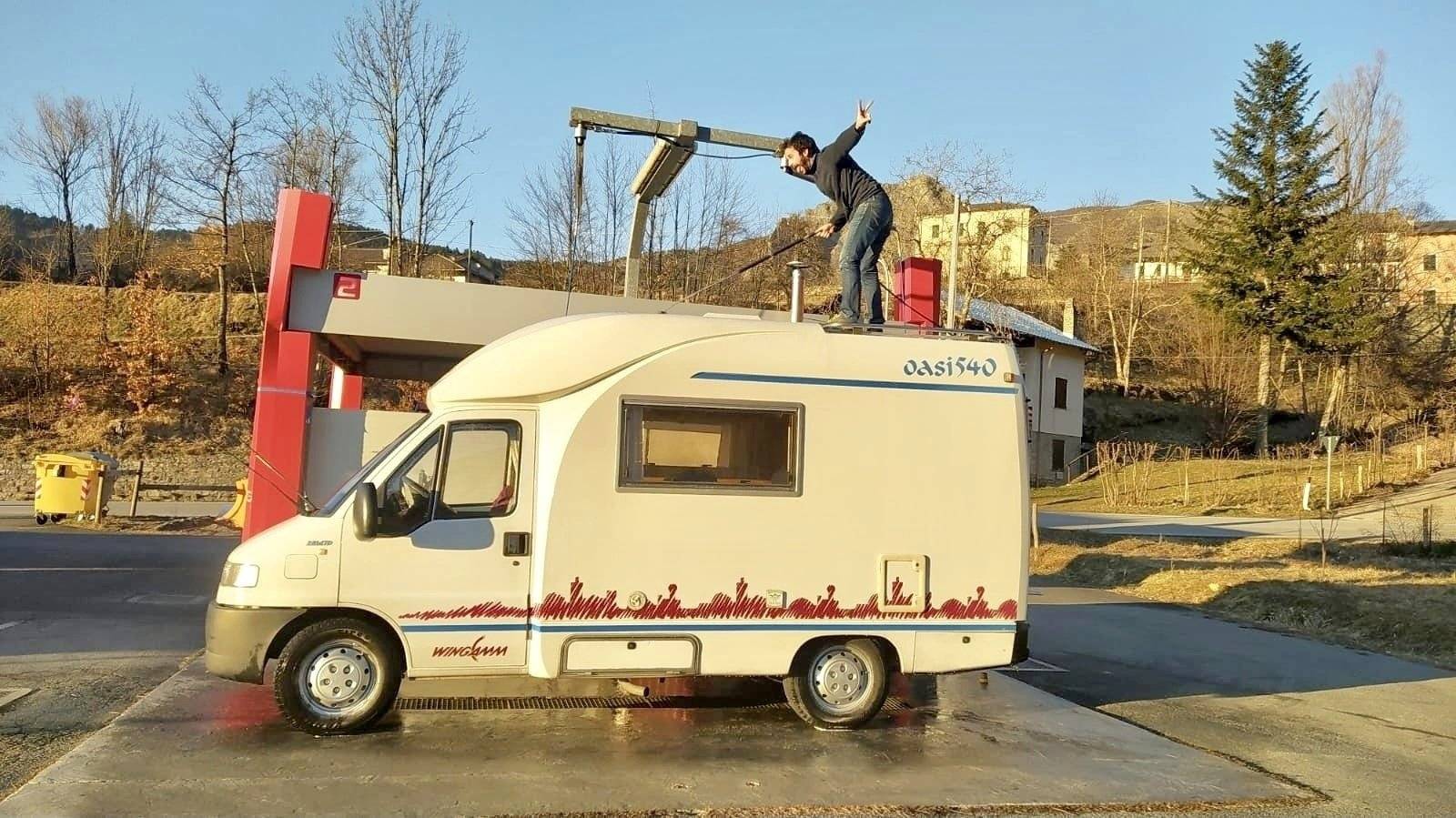 Vista del vehicle angle davanter Fiat Ducato 2,8 l 115 ch/Al-Ko - Yescapa