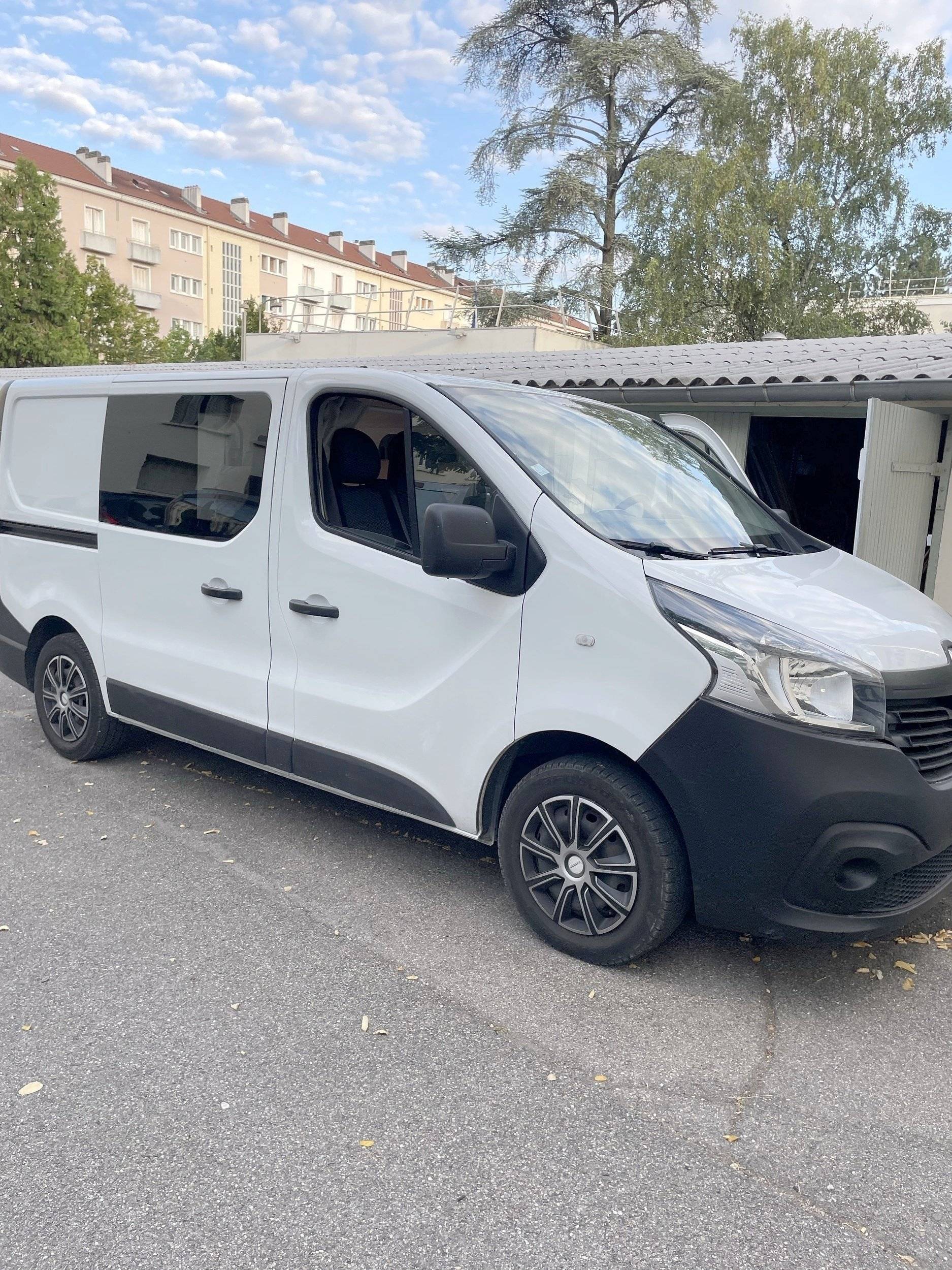 Front view from 3/4 Renault Trafic 1,5 l dci 90 ch - Yescapa