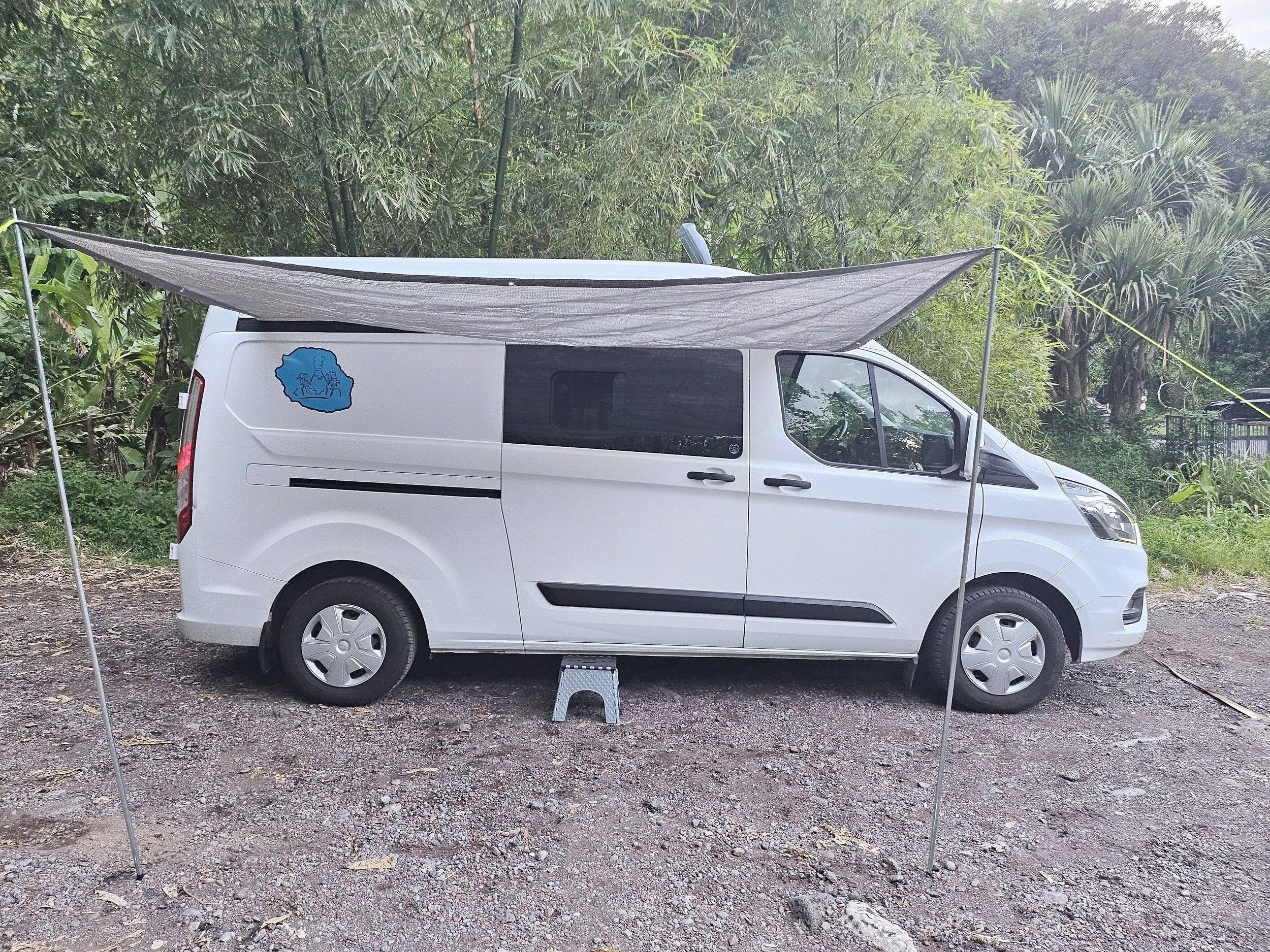 Vue avant de 3/4 Ford Ford Transit Custom - Yescapa
