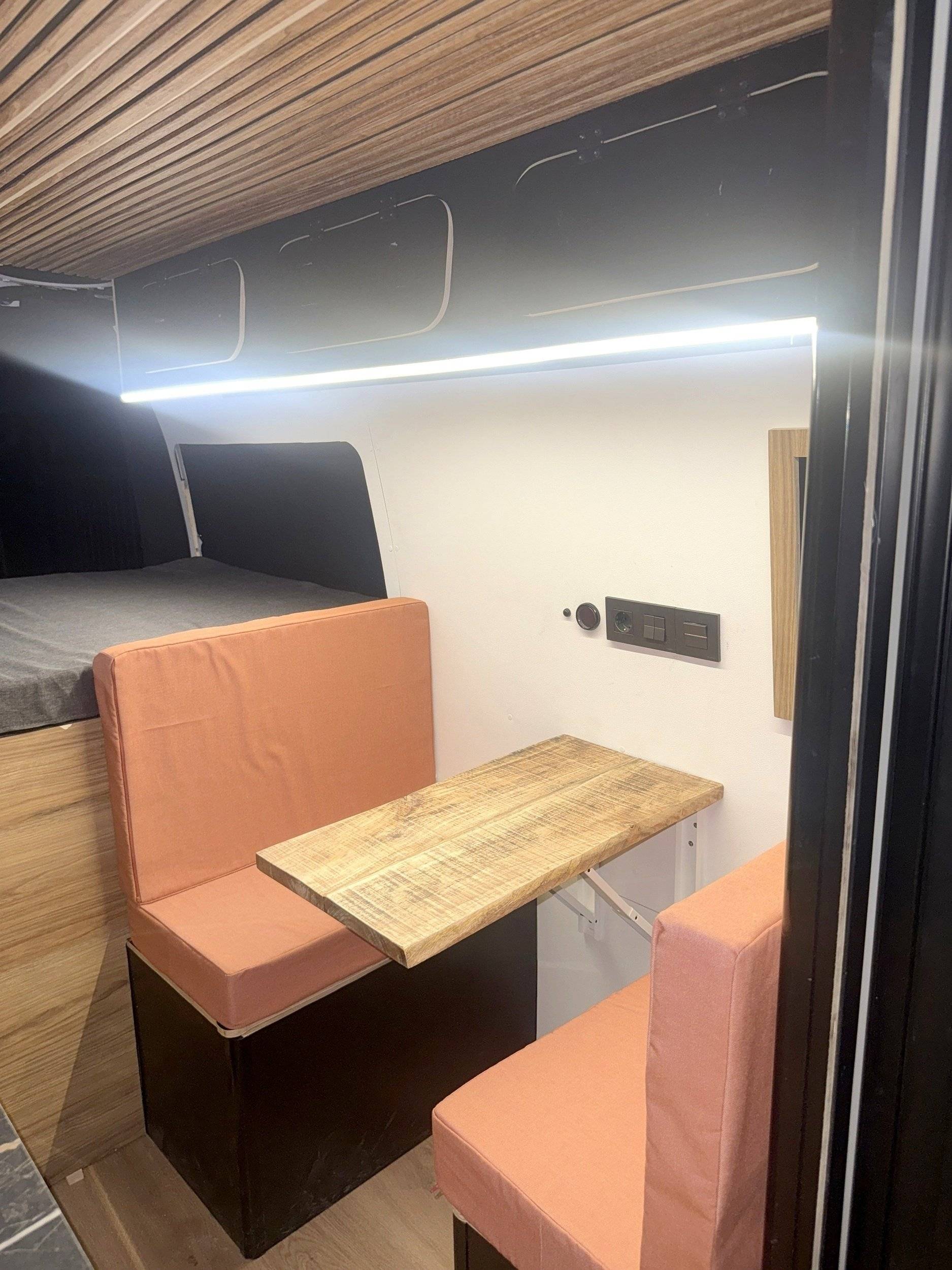 Dining Area Renault - Yescapa