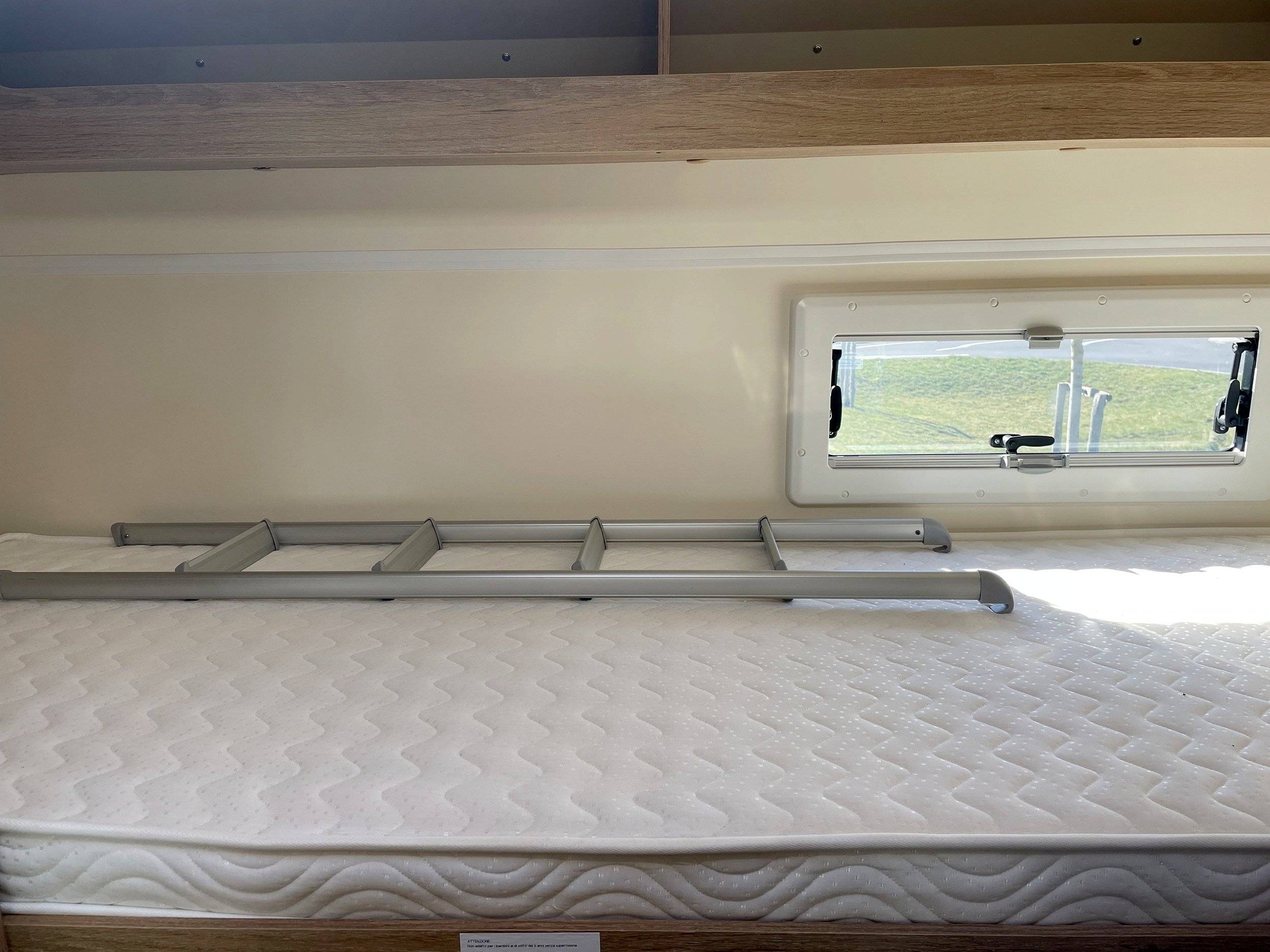 Cavarans International. HORON 77 M