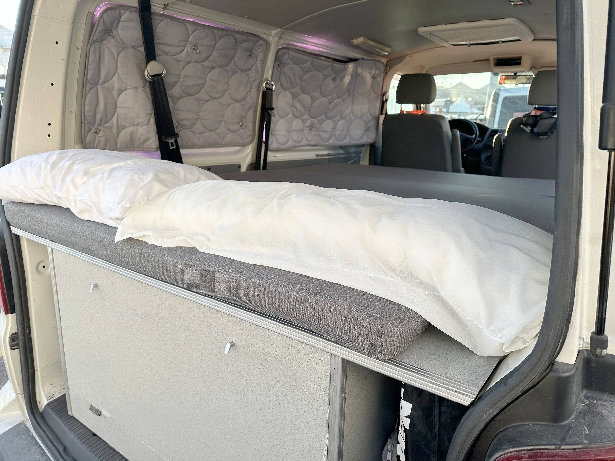 Plazas en cama Volkswagen T5 2,5 l 130 ch - Yescapa