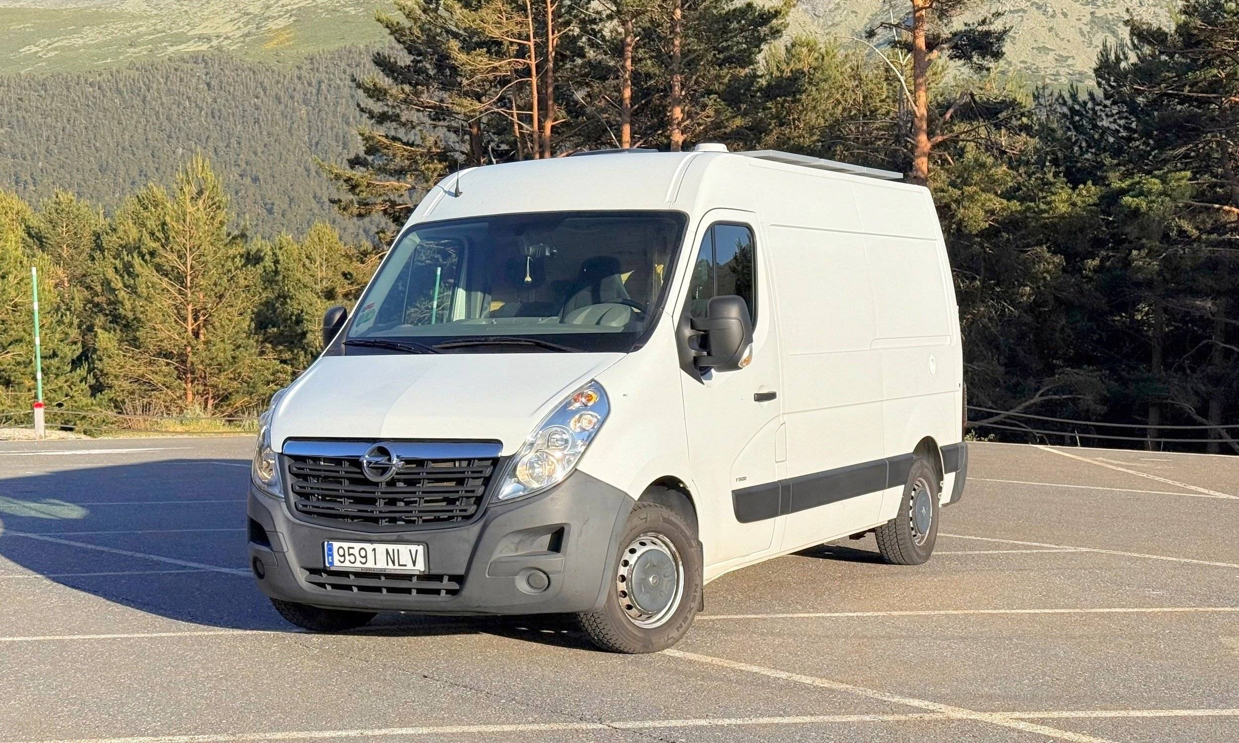 Front view from 3/4 Opel - Yescapa