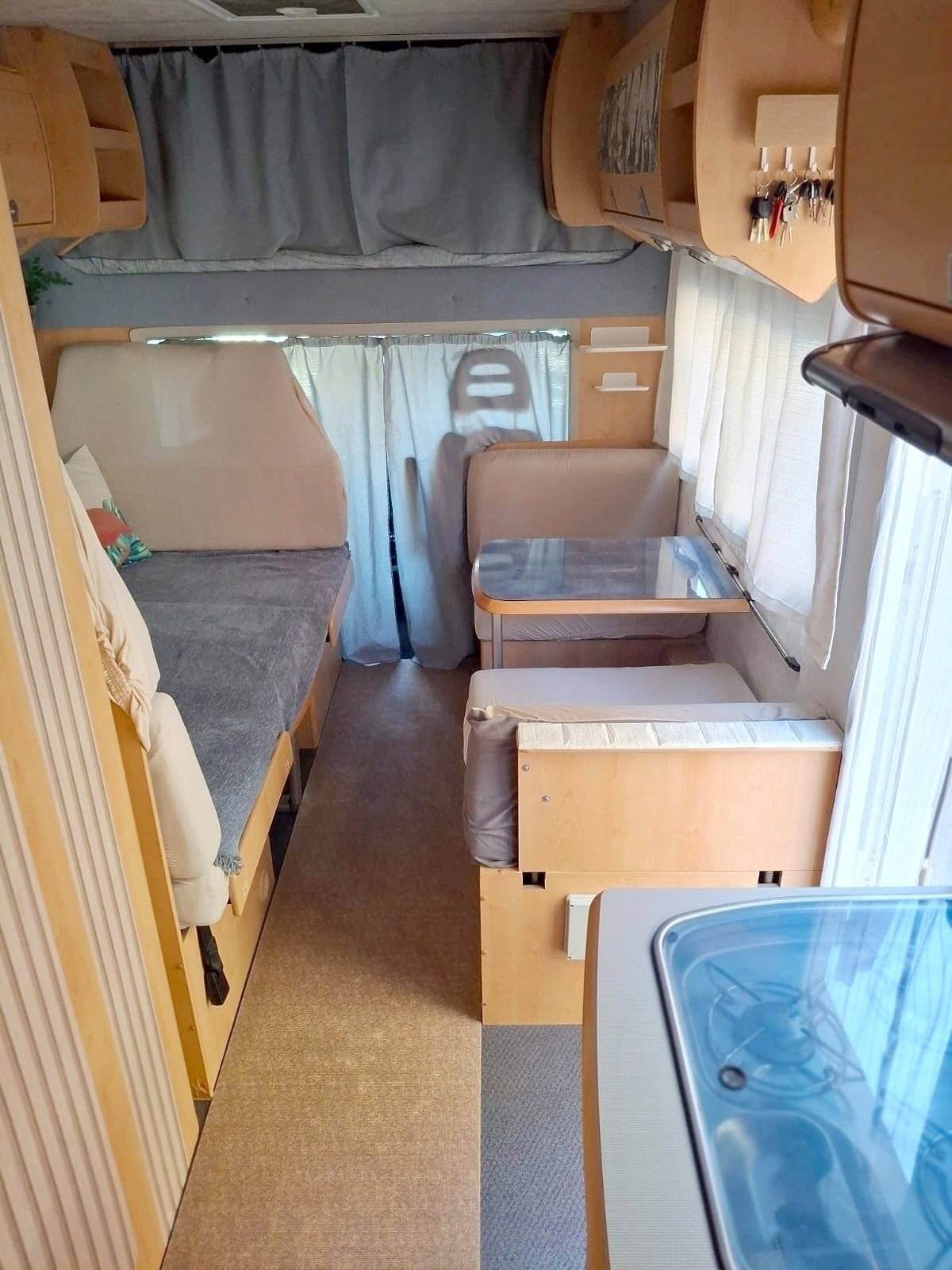 Dining Area Fiat Ducato 2.8 JTD - Yescapa