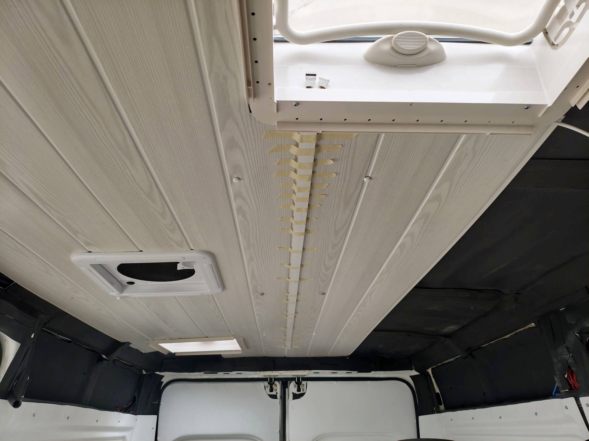 Vue avant de 3/4 Citroën Jumper 2,2 l 101 ch - Yescapa