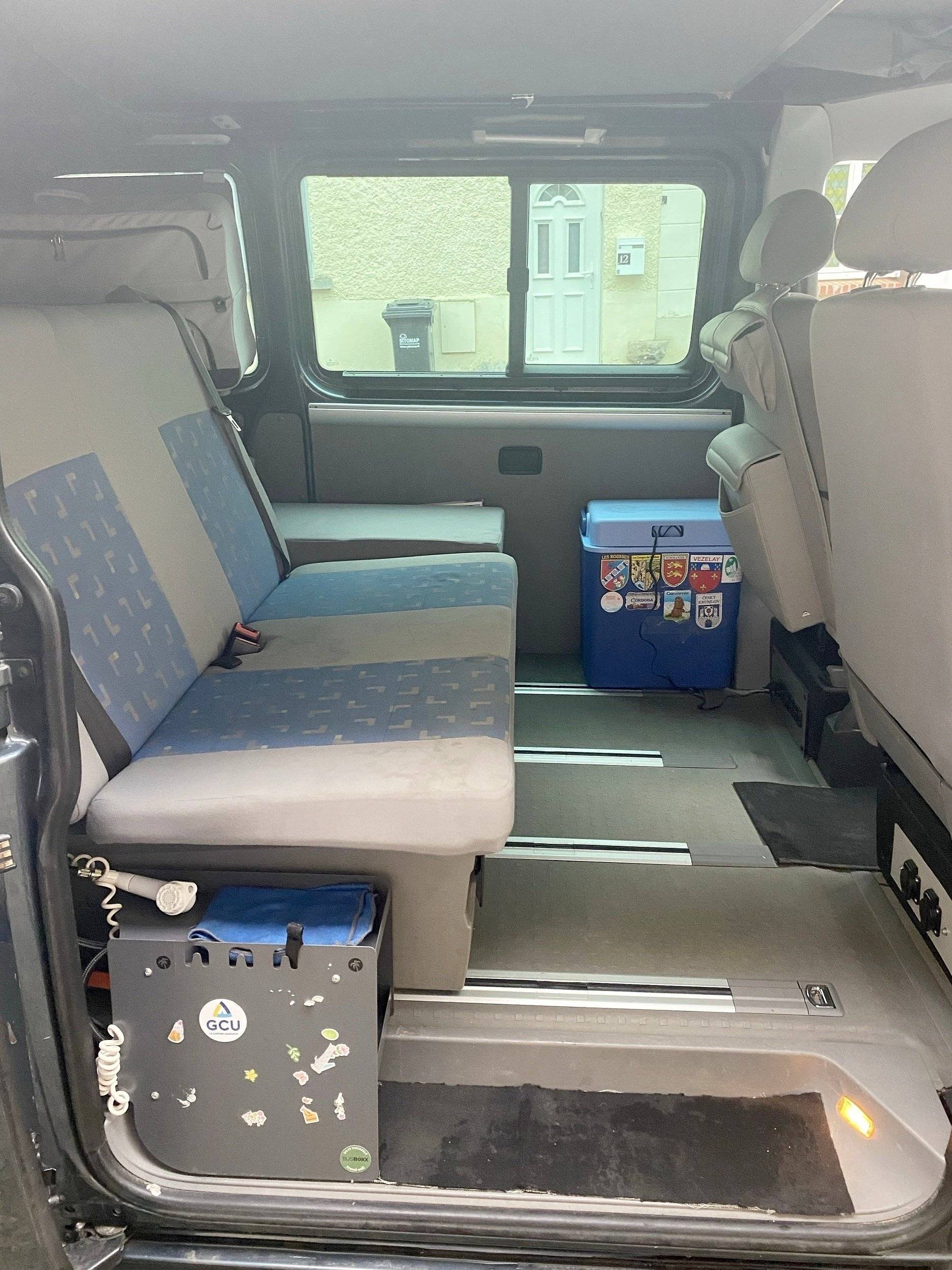Coin repas Volkswagen T5 2,5 l 130 ch - Yescapa