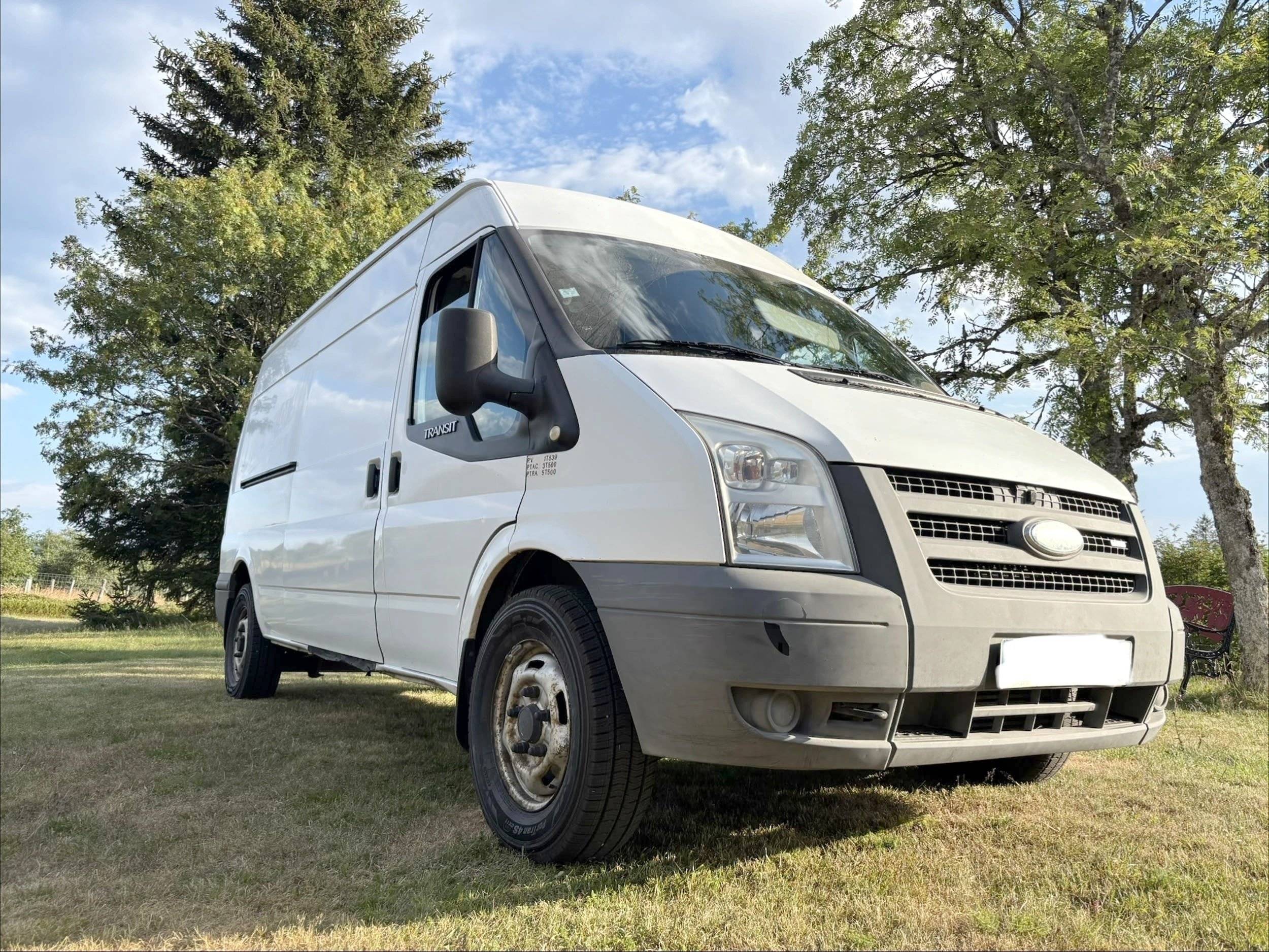 Front view from 3/4 Ford Transit 2,2 l 115 ch - Yescapa