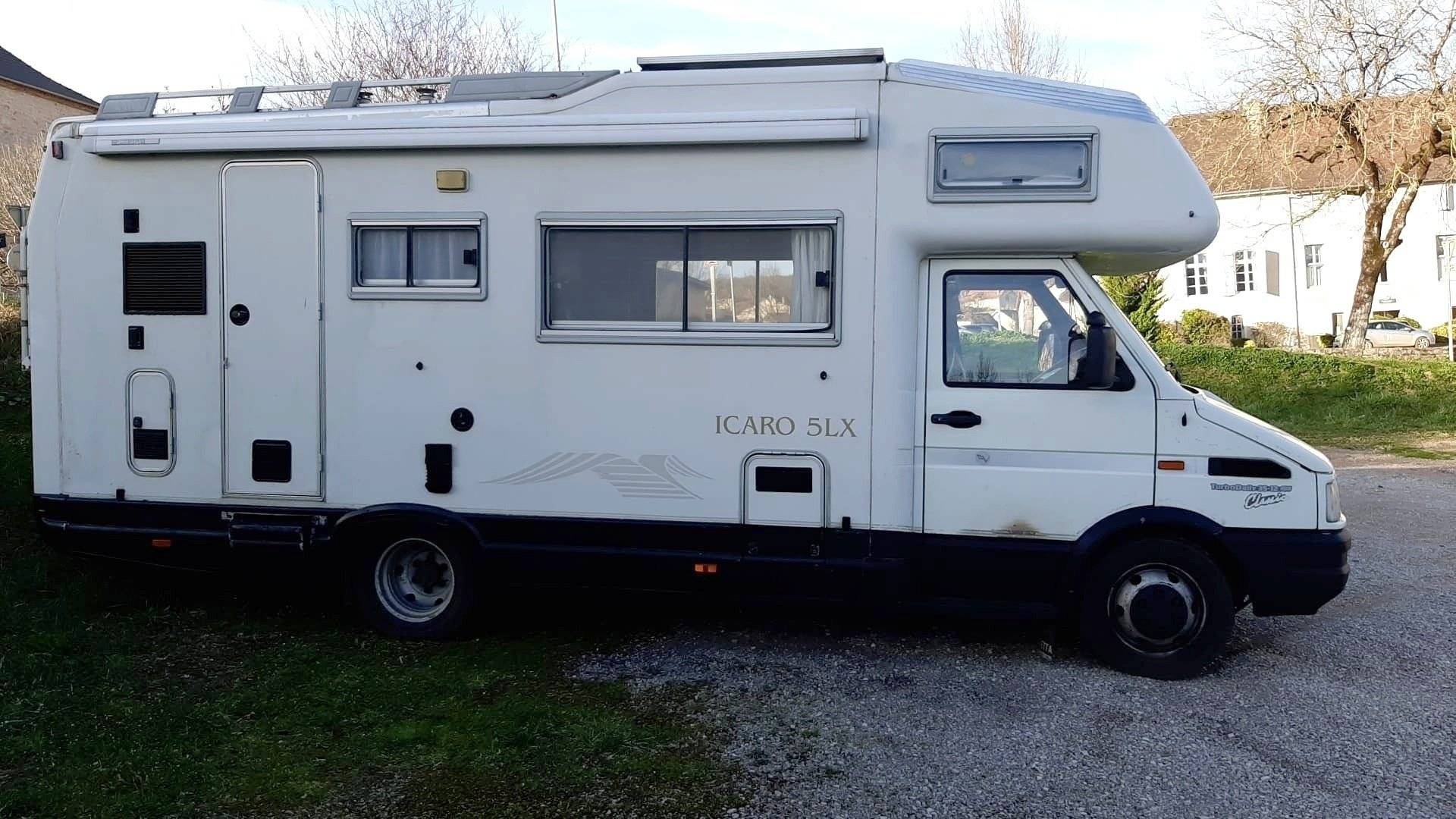 schräge Vorderansicht Iveco daily 35.12 - Yescapa