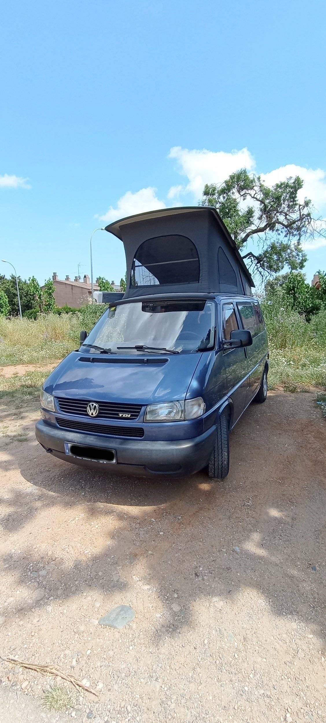 Vista frontale a ¾ Volkswagen VOLKSWAGEN CALIFORNIA - Yescapa