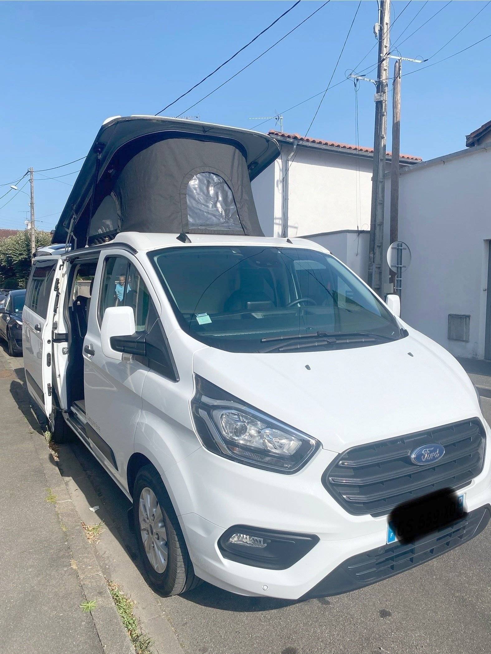 Voorkant 3/4 Ford Custom 2,0 l 130 ch - Yescapa