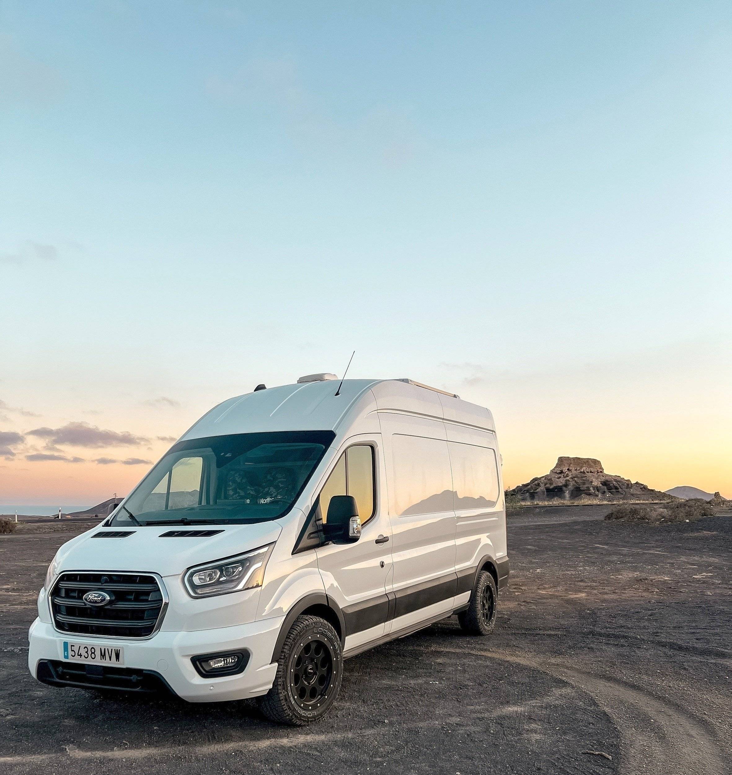 Voorkant 3/4 Ford Transit - Yescapa